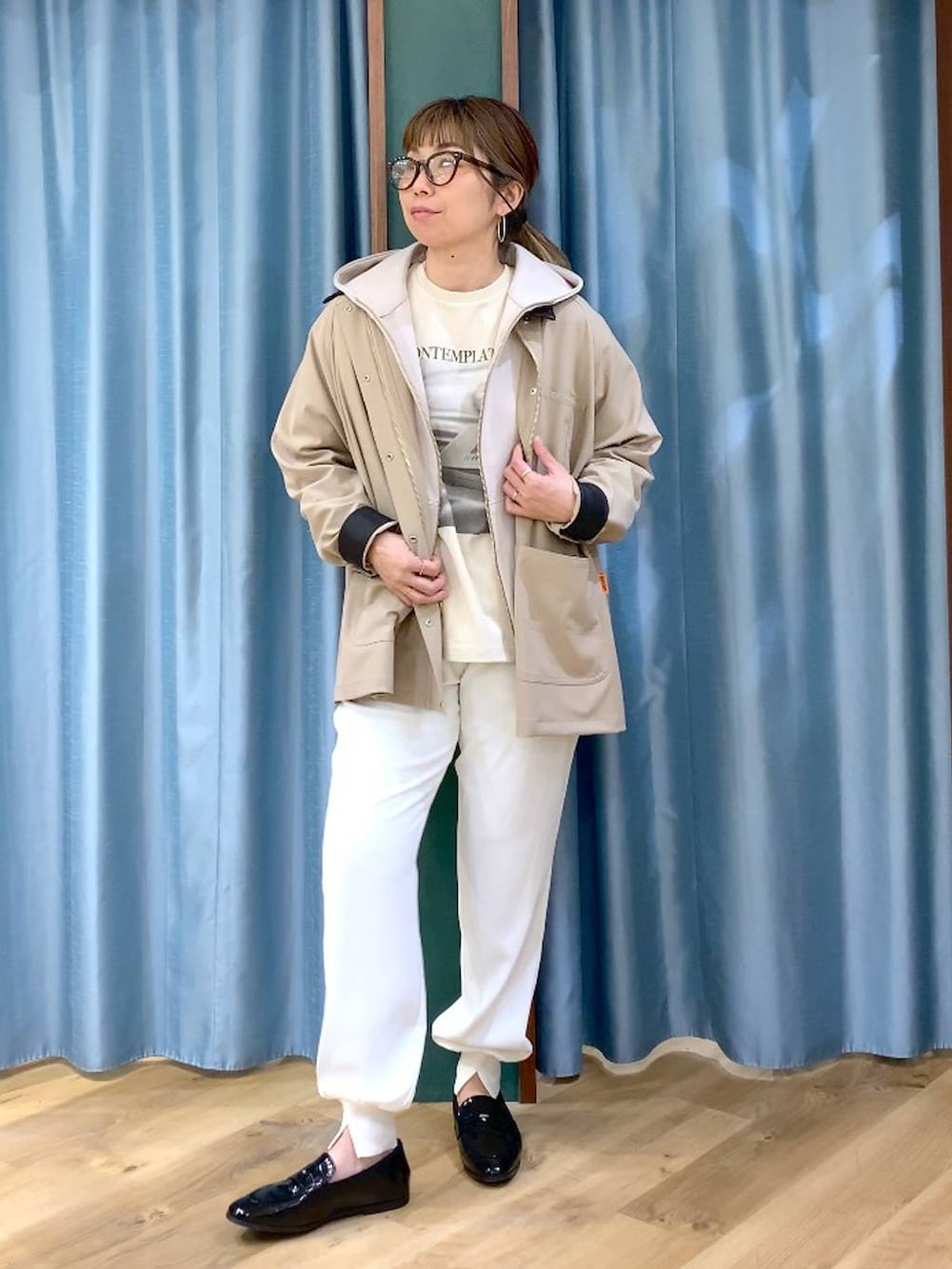 ベージュ系のパーカー、ベージュ系のTシャツ/カットソー、ベージュ系のカバーオールを着用したレディースの春コーディネートの2枚目の写真