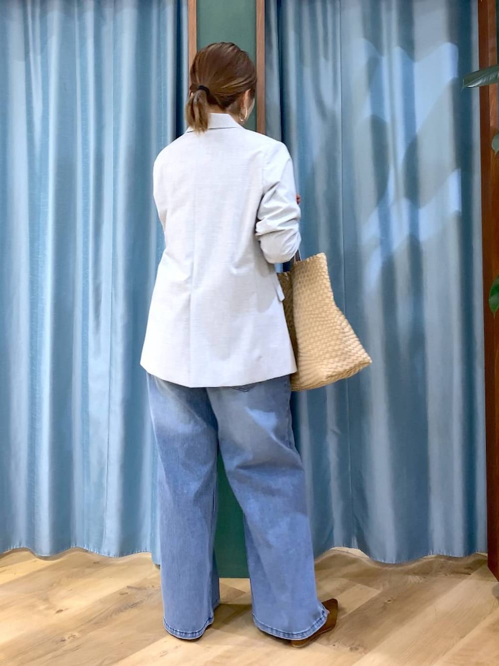 ホワイト系のTシャツ/カットソー、ブルー系のデニムパンツ、グレー系のテーラードジャケットを着用したレディースの冬コーディネートの5枚目の写真