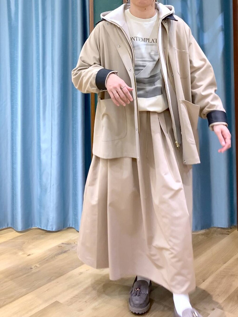 グレー系のローファー、ベージュ系のパーカー、ベージュ系のTシャツ/カットソーを着用したレディースの春コーディネートの8枚目の写真