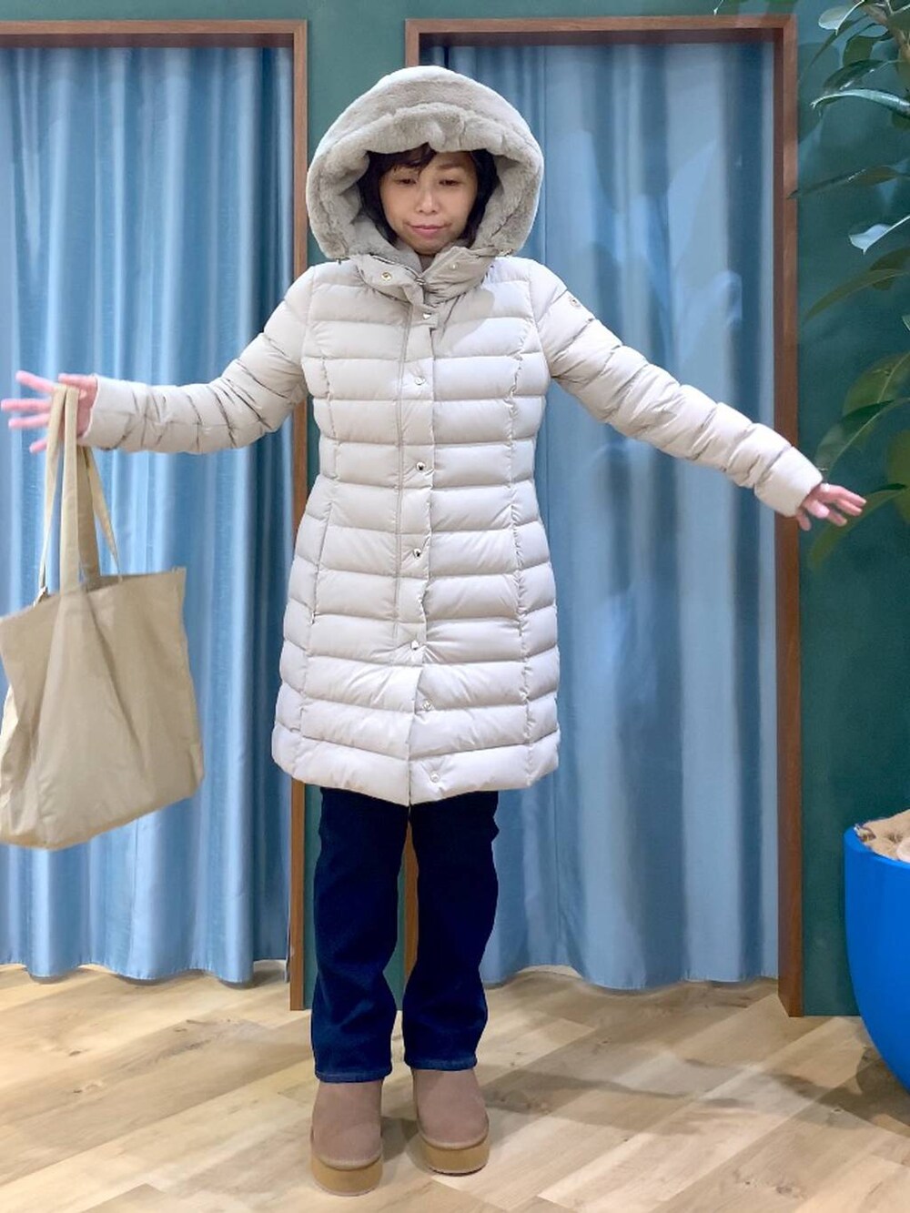 ベージュ系のトートバッグ、ブルー系のシャツ/ブラウス、ブルー系のデニムパンツを着用したレディースの秋コーディネートの6枚目の写真