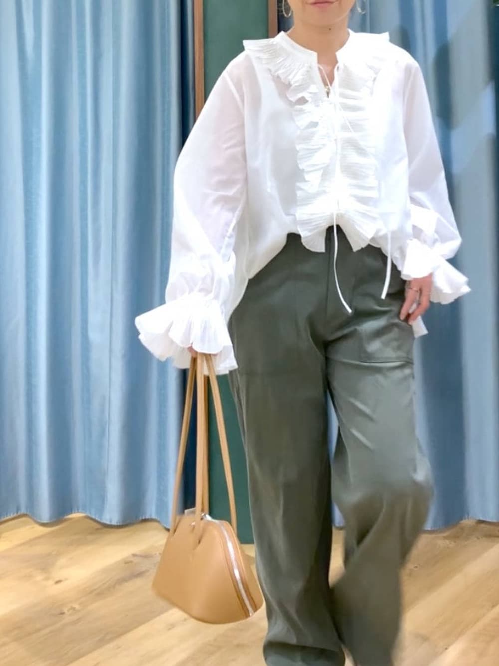 グリーン系のその他パンツ、ホワイト系のシャツ/ブラウス、イエロー系のパンプスを着用したレディースの冬コーディネートの8枚目の写真