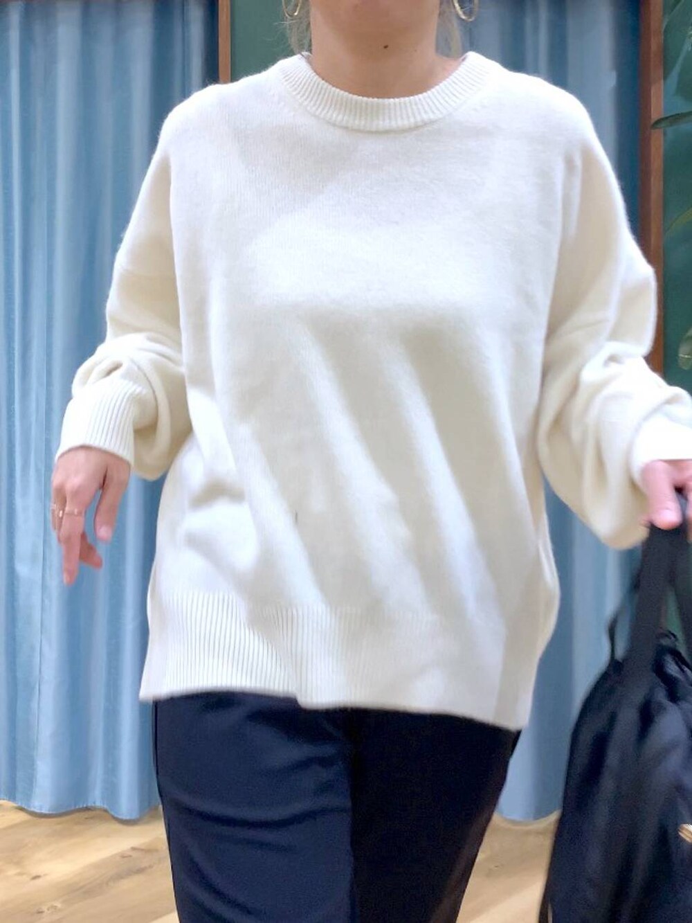 ブラック系のブーツ、ブラック系のバックパック/リュック、ブラック系のその他パンツを着用したレディースの秋コーディネートの5枚目の写真