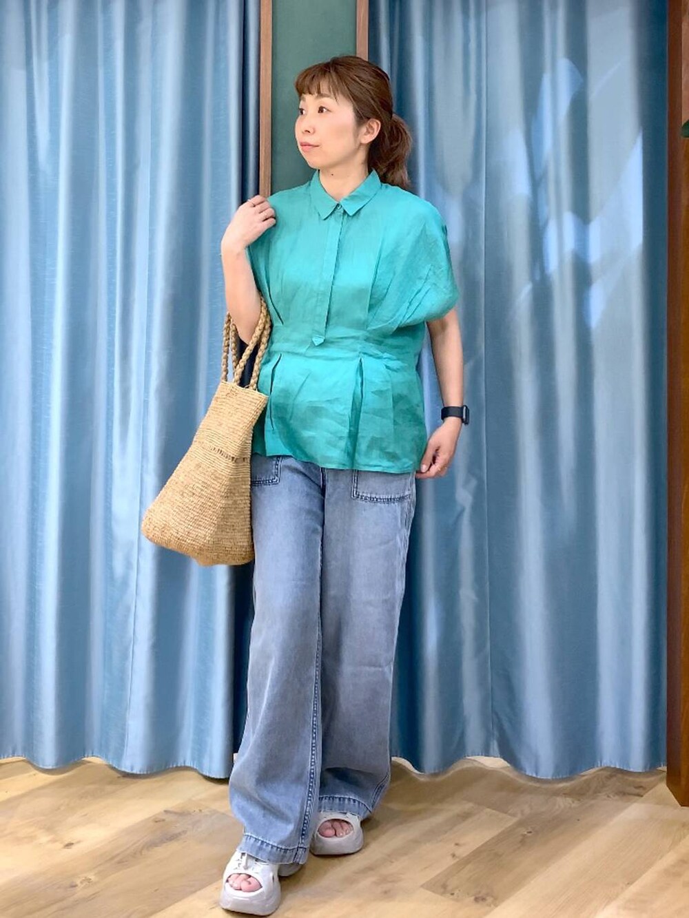 ブルー系のデニムパンツ、グリーン系のシャツ/ブラウス、グレー系のサンダルを着用したレディースの春コーディネートの4枚目の写真