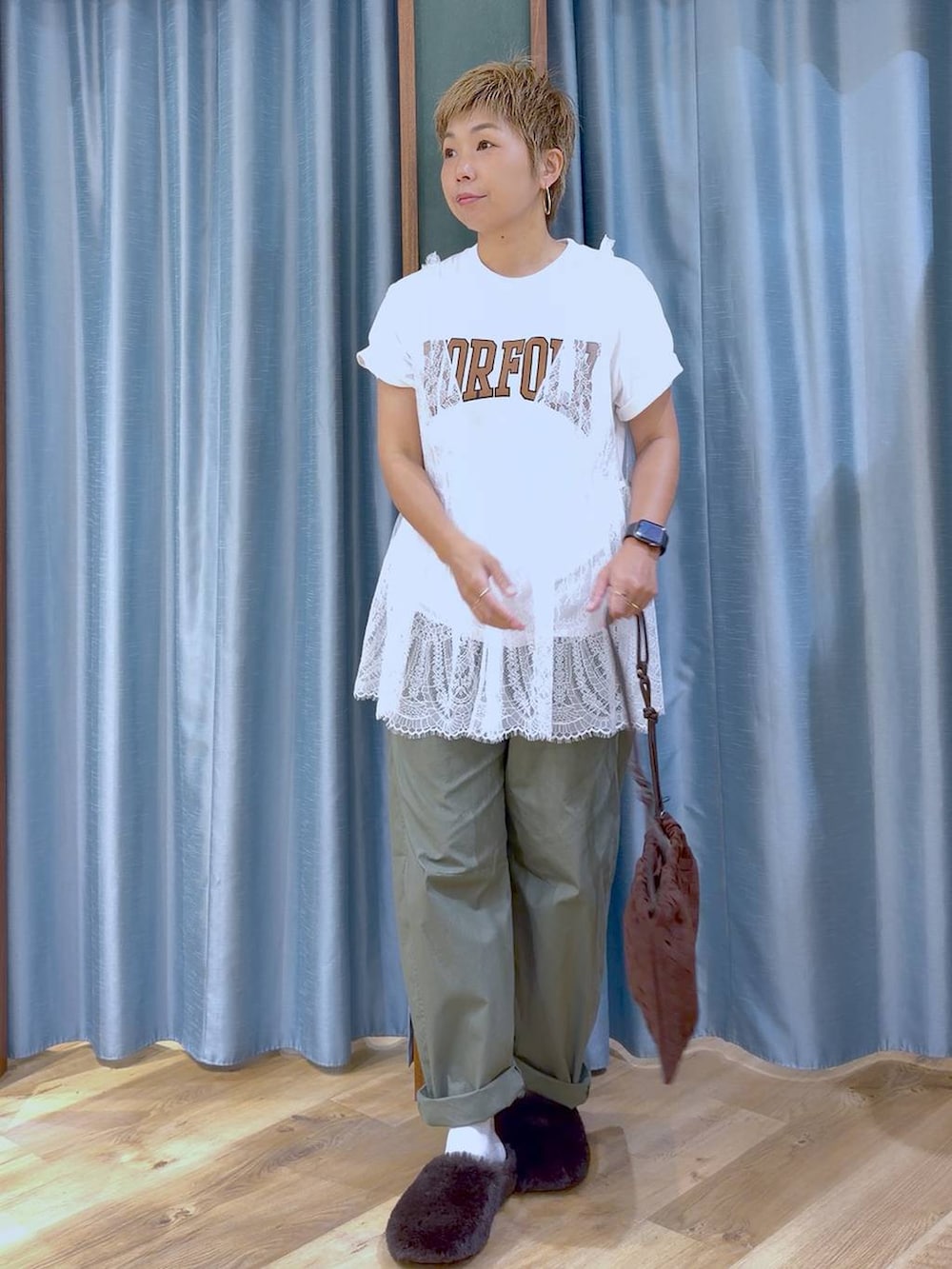 ホワイト系のTシャツ/カットソー、ブラウン系のショルダーバッグ、ブラウン系のその他シューズを着用したレディースの夏コーディネートの3枚目の写真