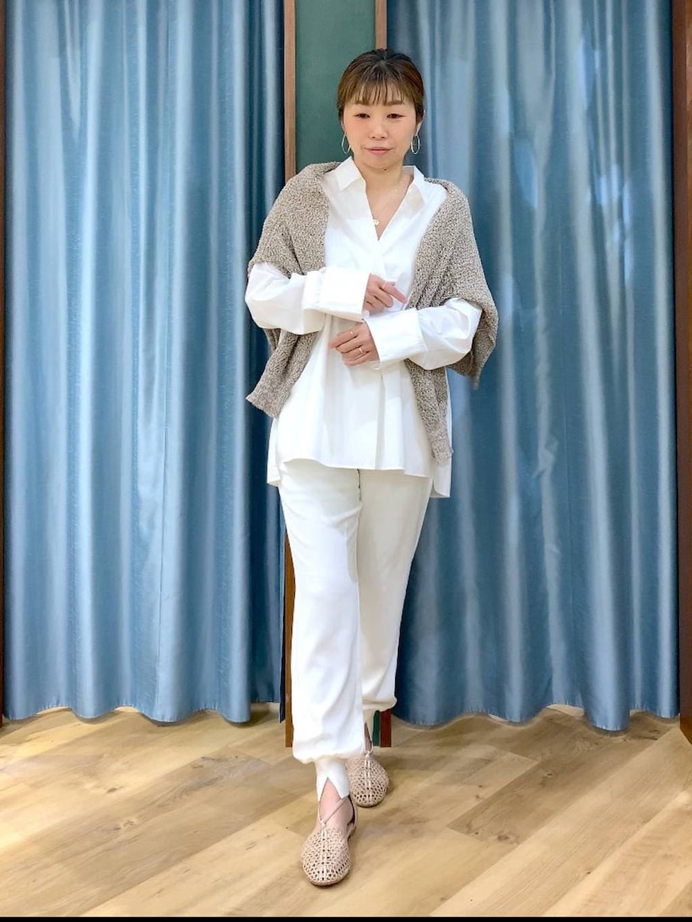 ブラウン系のカーディガン/ボレロ、ホワイト系のシャツ/ブラウス、ホワイト系のその他パンツを着用したレディースの春コーディネートの3枚目の写真