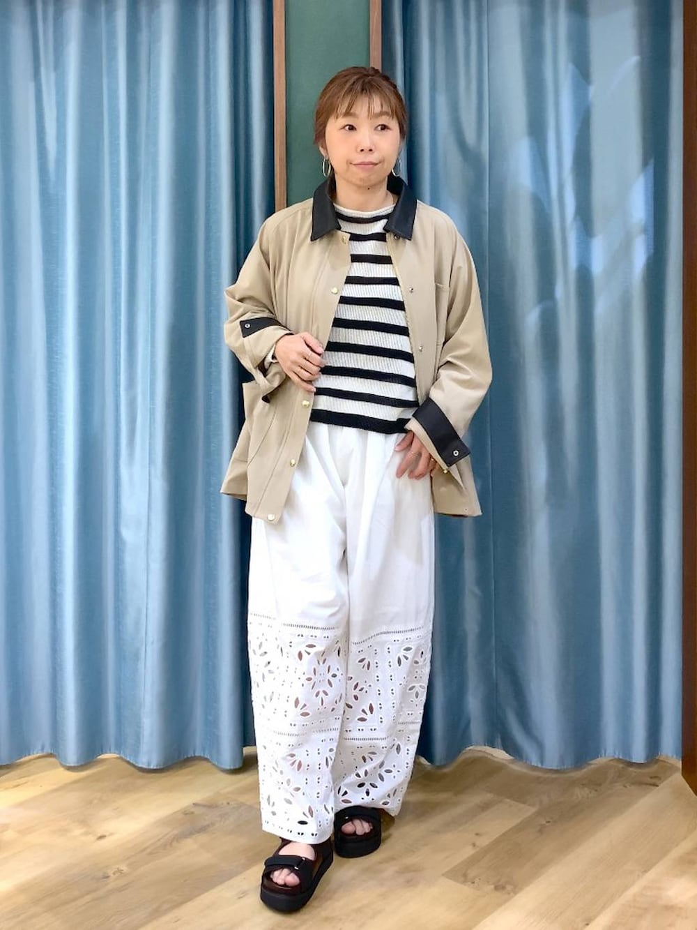 ベージュ系のカバーオール、ベージュ系のニット/セーター、ホワイト系のその他パンツを着用したレディースの春コーディネートの4枚目の写真