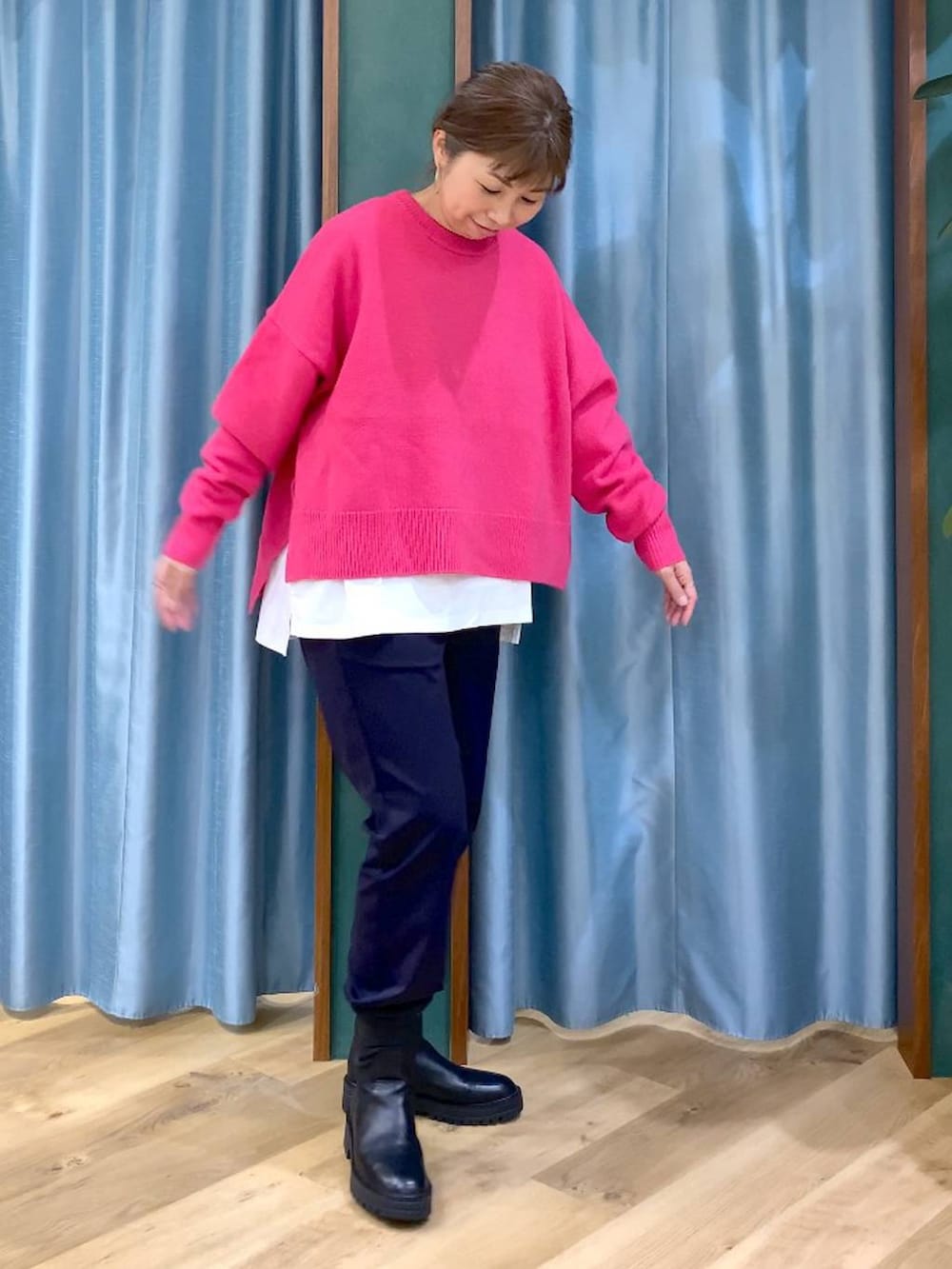 ブラック系のブーツ、ブルー系のその他パンツ、ピンク系のニット/セーターを着用したレディースの冬コーディネートの3枚目の写真