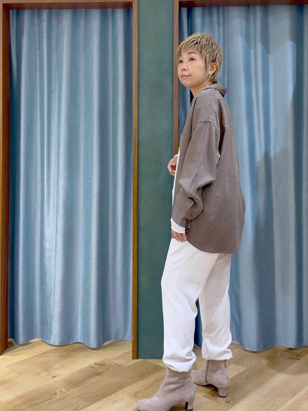 ブラウン系のブーツ、ブラウン系のシャツ/ブラウス、ホワイト系のTシャツ/カットソーを着用したレディースの秋コーディネートの4枚目の写真