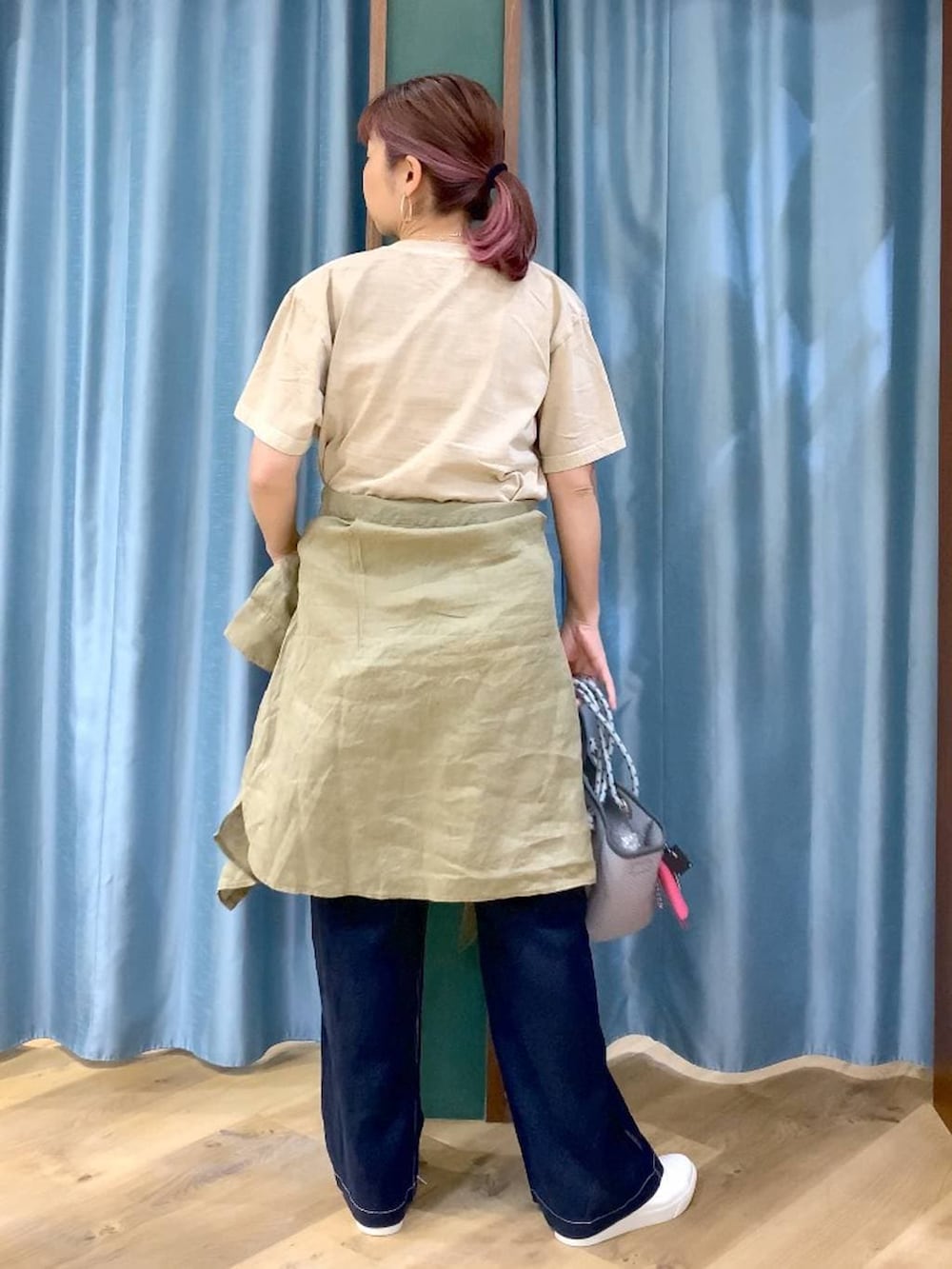 ベージュ系のシャツ/ブラウス、ブルー系のその他パンツ、ベージュ系のTシャツ/カットソーを着用したレディースの春コーディネートの5枚目の写真