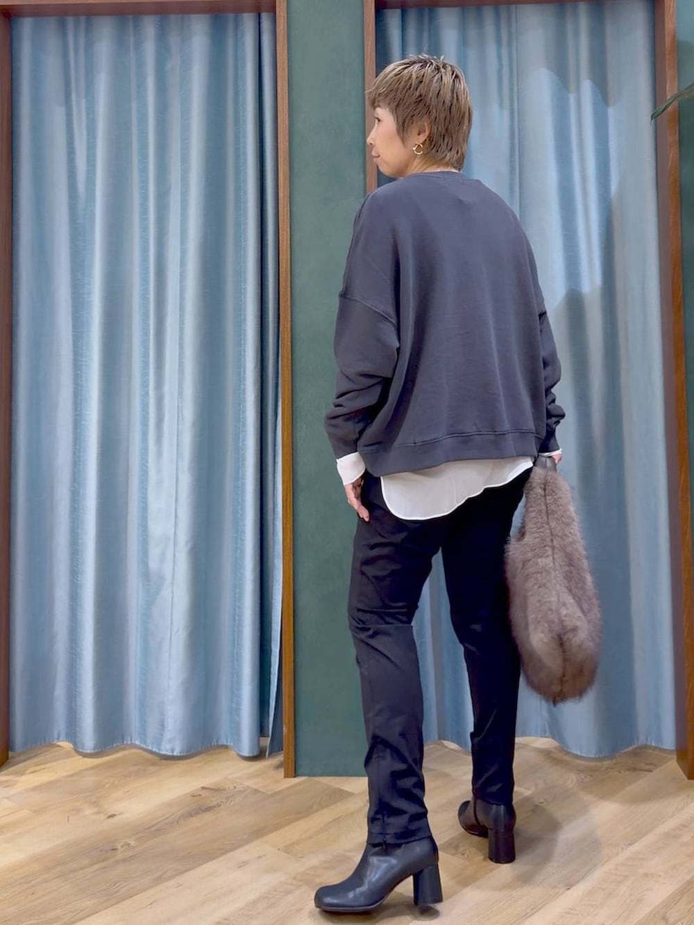 ブラック系のその他パンツ、グレー系のスウェット、ブラック系のブーツを着用したレディースの秋コーディネートの9枚目の写真