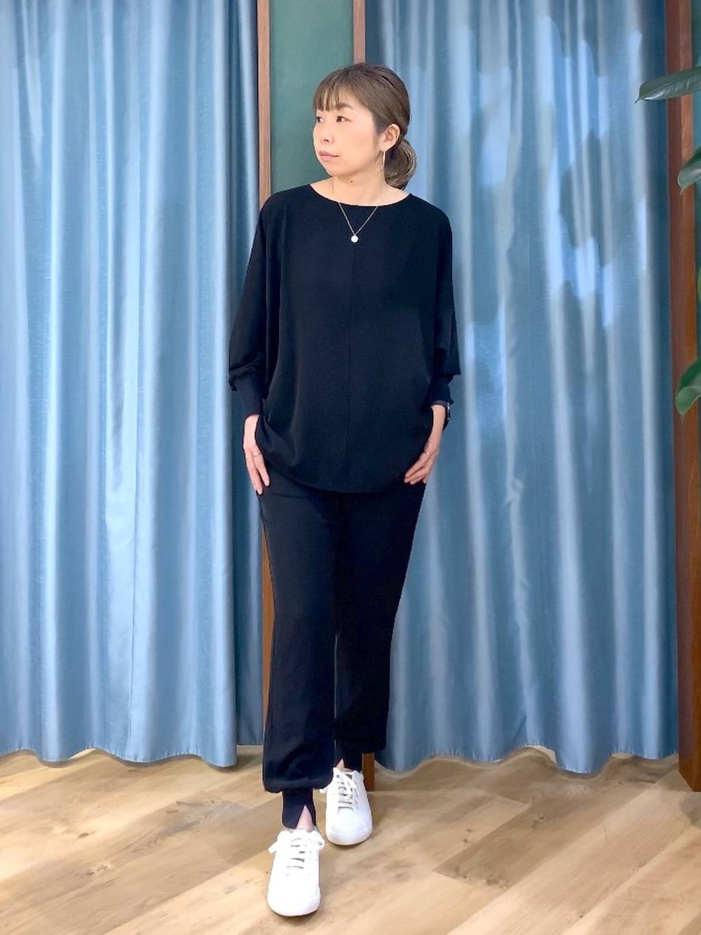 ブラック系のブーツ、ブラック系のTシャツ/カットソー、ブラック系のその他パンツを着用したレディースの冬コーディネートの2枚目の写真