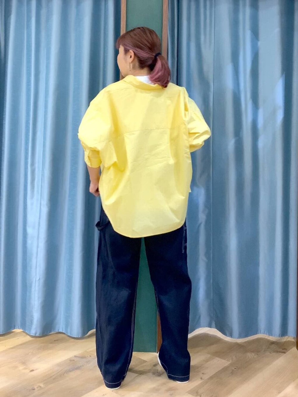 イエロー系のシャツ/ブラウス、ブルー系のその他パンツ、ホワイト系のTシャツ/カットソーを着用したレディースの春コーディネートの6枚目の写真