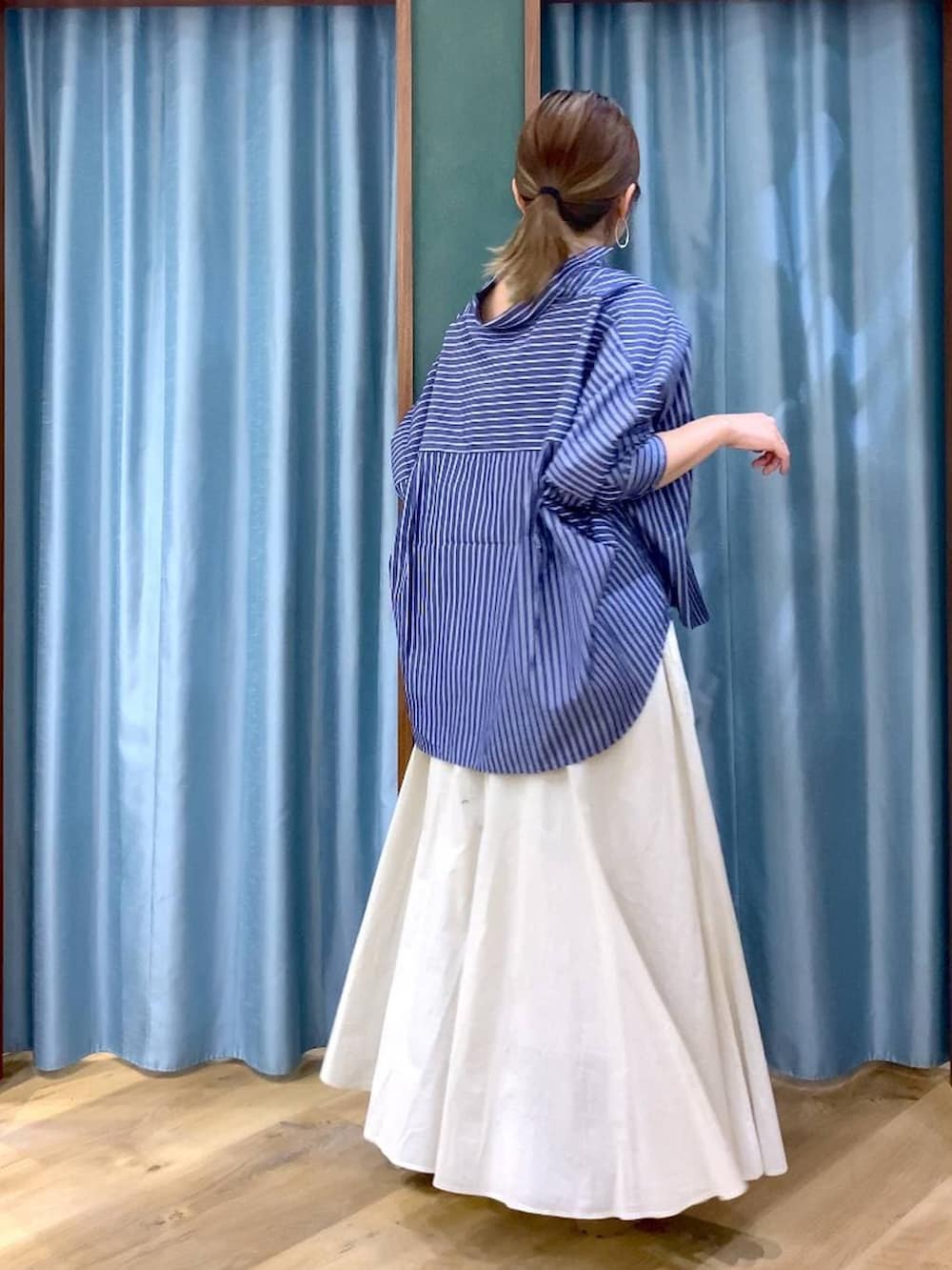 ベージュ系のローファー、ホワイト系のスカート、ブルー系のシャツ/ブラウスを着用したレディースの春コーディネートの7枚目の写真