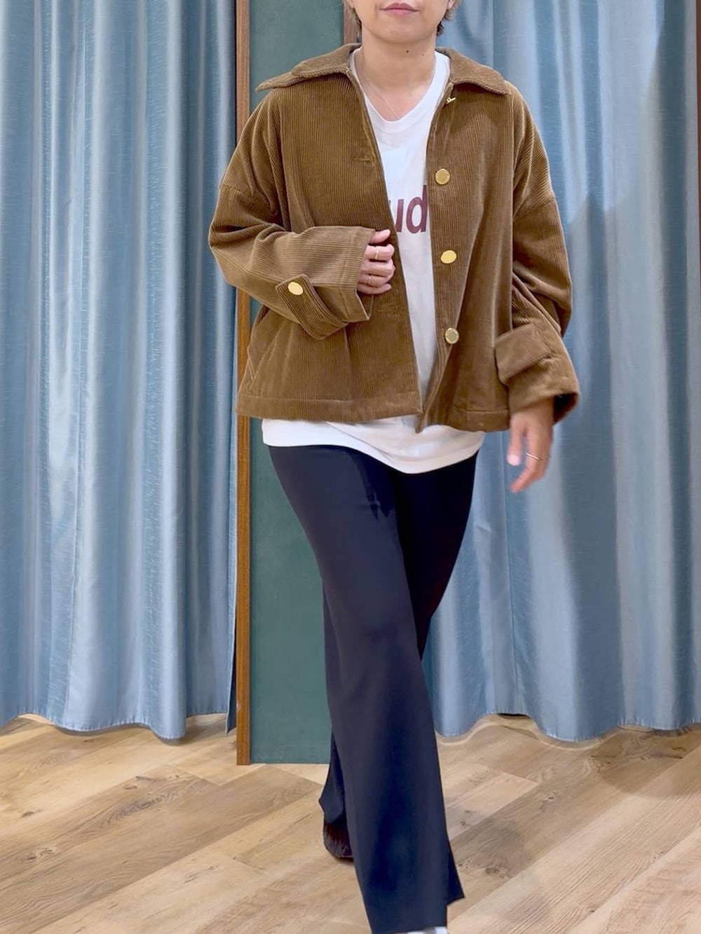 ブラウン系のその他シューズ、ホワイト系のTシャツ/カットソー、イエロー系のその他アウターを着用したレディースの秋コーディネートの10枚目の写真