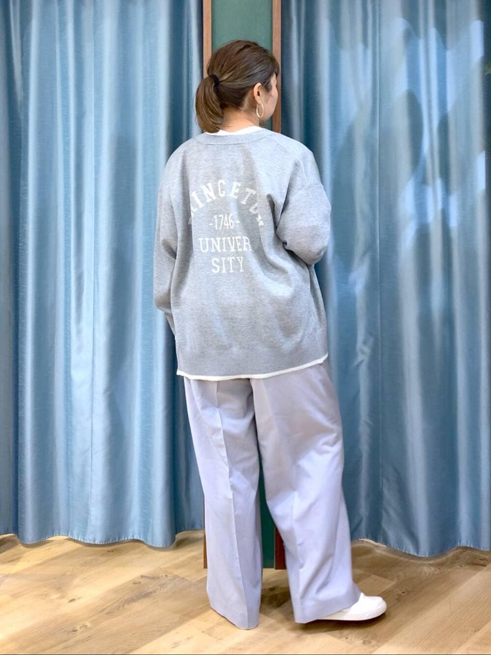 グレー系のその他パンツ、グレー系のカーディガン/ボレロ、ホワイト系のTシャツ/カットソーを着用したレディースの冬コーディネートの4枚目の写真