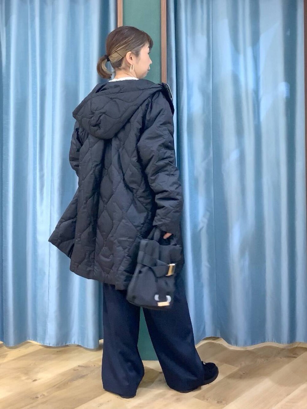 ベージュ系のニット/セーター、ブラック系のブルゾン、ブラック系のローファーを着用したレディースの秋コーディネートの2枚目の写真