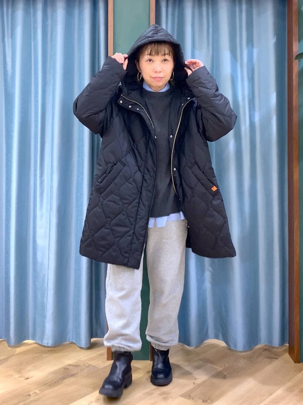 ブルー系のシャツ/ブラウス、ブラック系のブルゾン、グレー系のスウェットパンツを着用したレディースの冬コーディネートの5枚目の写真