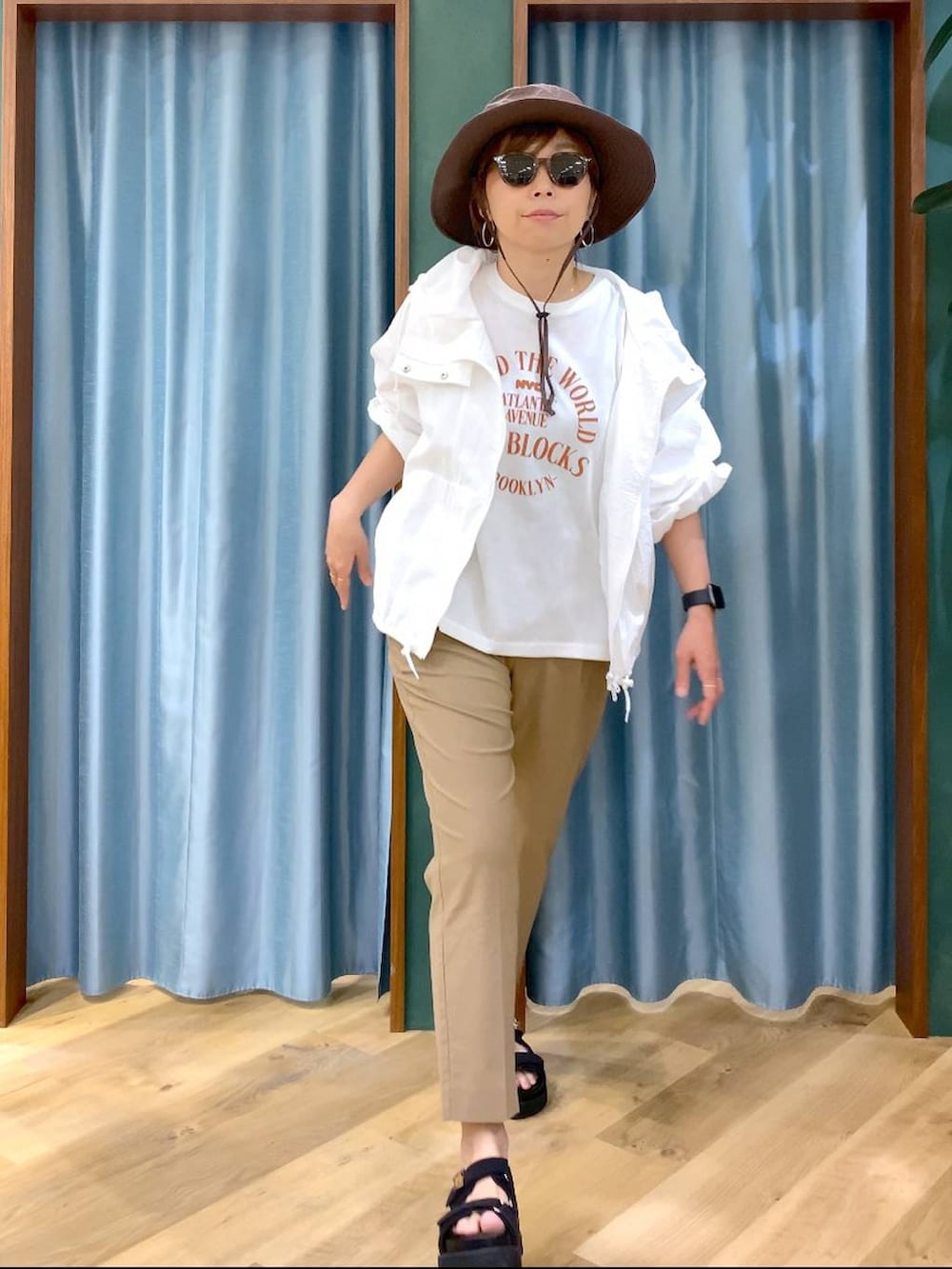 ベージュ系のその他パンツ、ホワイト系のTシャツ/カットソー、ホワイト系のブルゾンを着用したレディースの春コーディネートの7枚目の写真