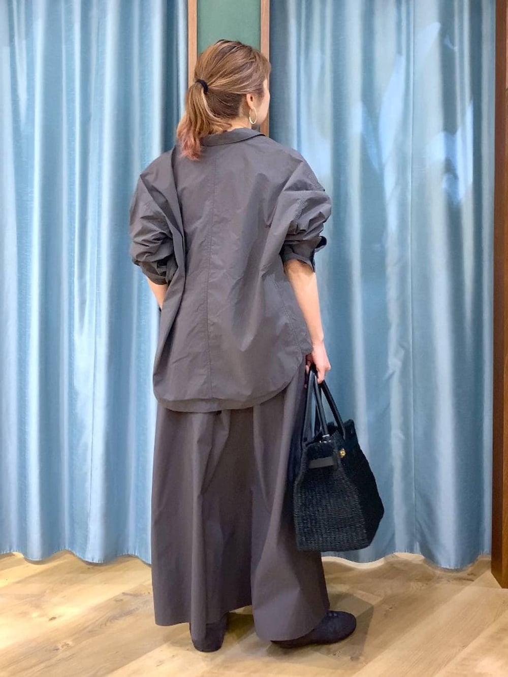 グレー系のシャツ/ブラウス、ホワイト系のTシャツ/カットソー、グレー系のスニーカーを着用したレディースの春コーディネートの7枚目の写真