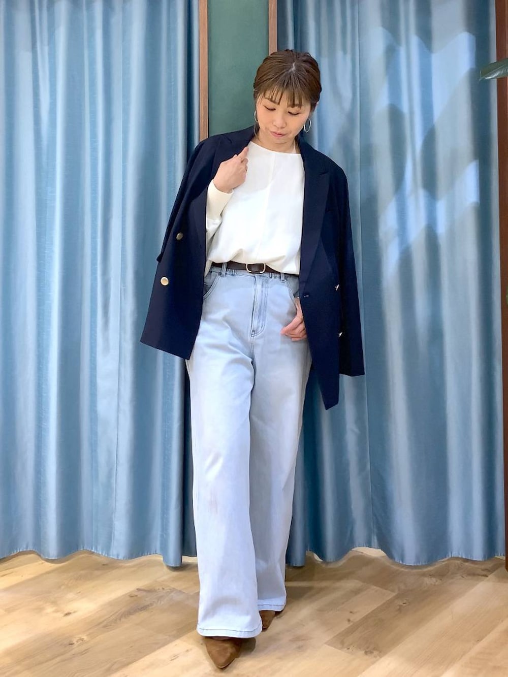 ブルー系のデニムパンツ、ホワイト系のTシャツ/カットソー、ブルー系のテーラードジャケットを着用したレディースの冬コーディネートの4枚目の写真