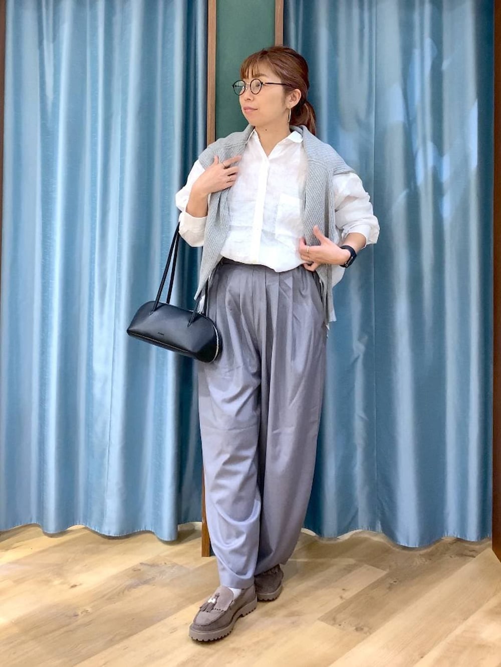 グレー系のローファー、グレー系のカーディガン/ボレロ、グレー系のその他パンツを着用したレディースの春コーディネートの3枚目の写真