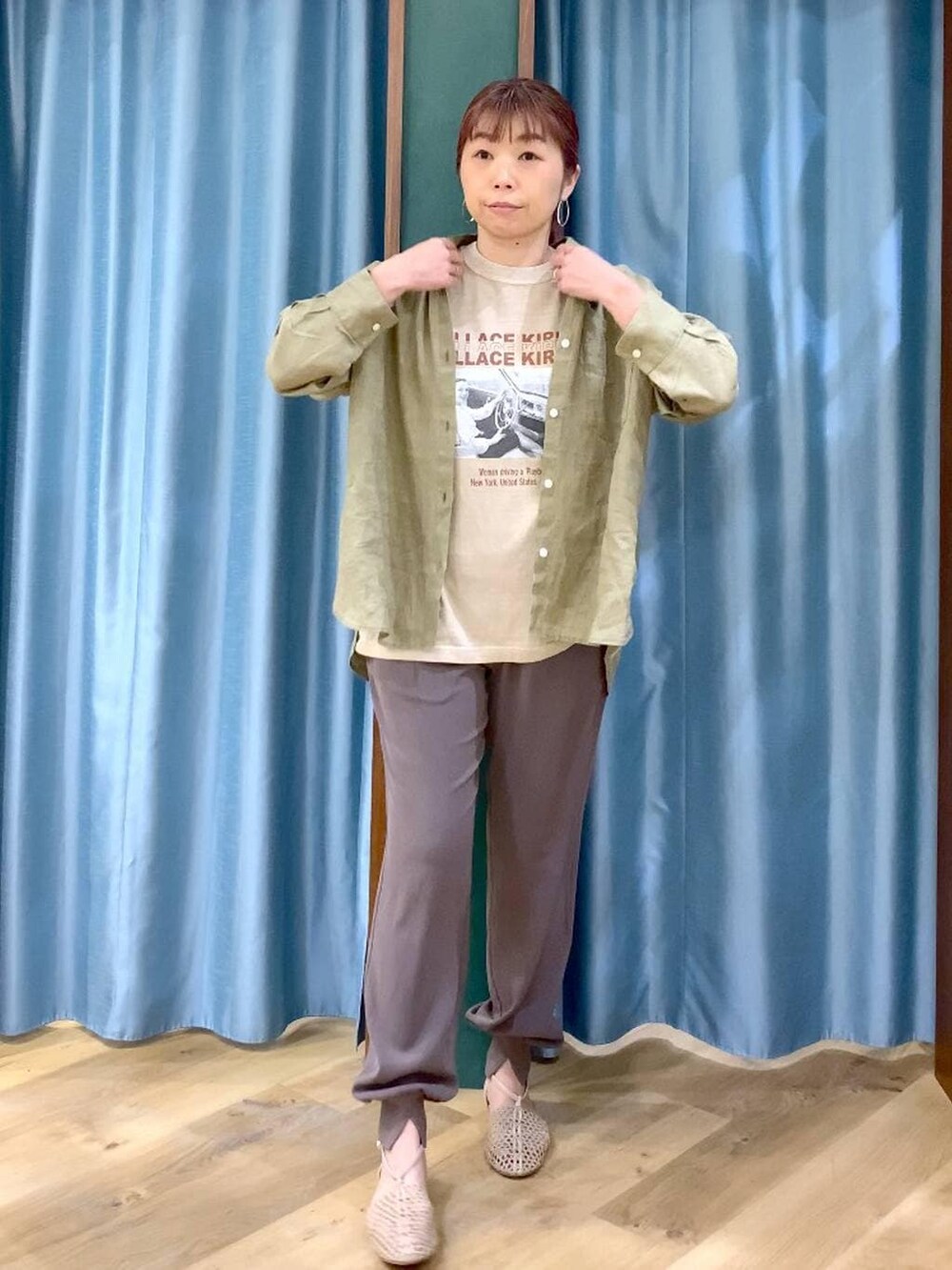 ベージュ系のシャツ/ブラウス、ベージュ系のTシャツ/カットソー、ベージュ系のスリッポンを着用したレディースの春コーディネートの2枚目の写真