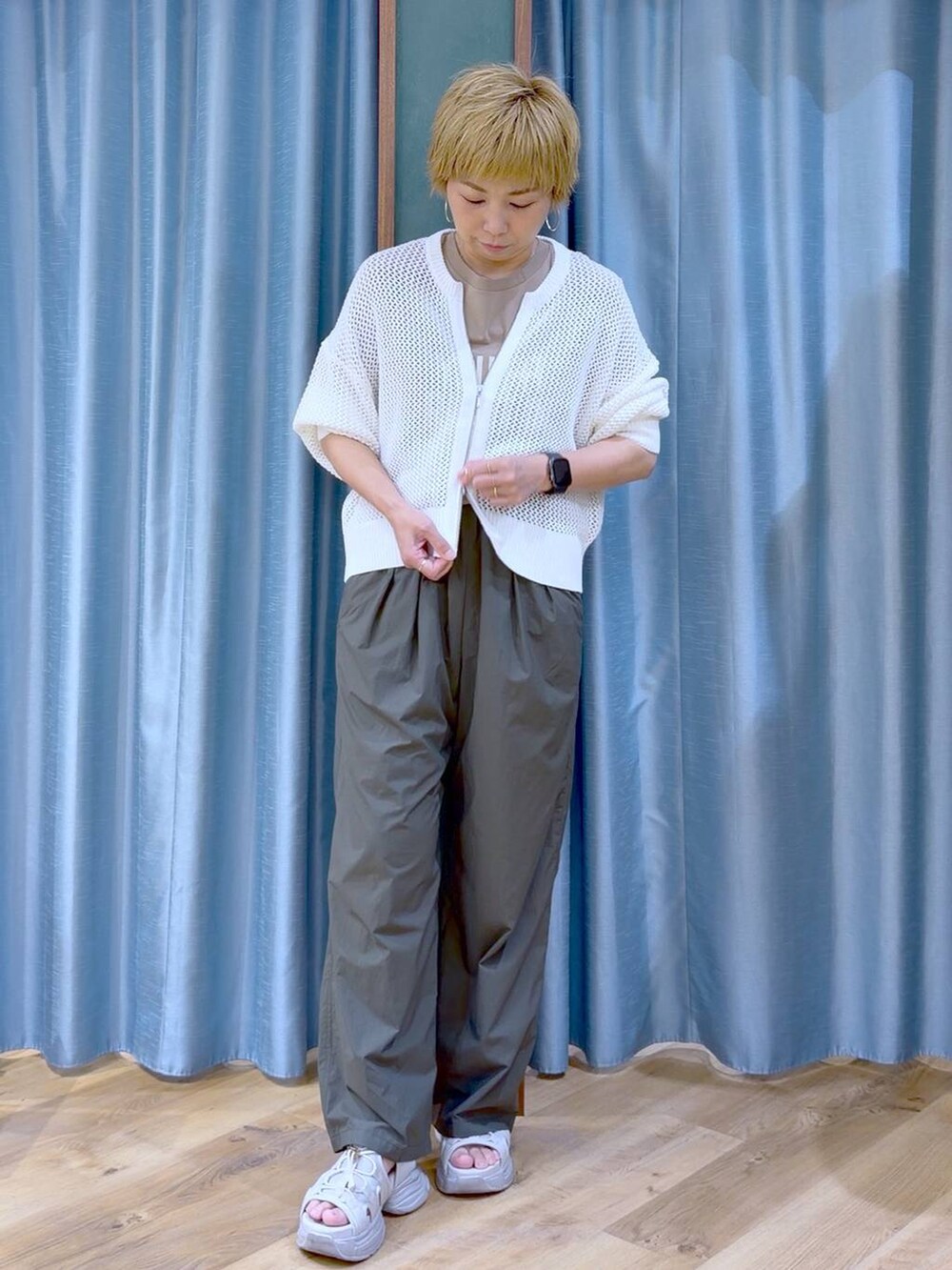 グリーン系のその他パンツ、グレー系のサンダル、ホワイト系のカーディガン/ボレロを着用したレディースの夏コーディネートの6枚目の写真