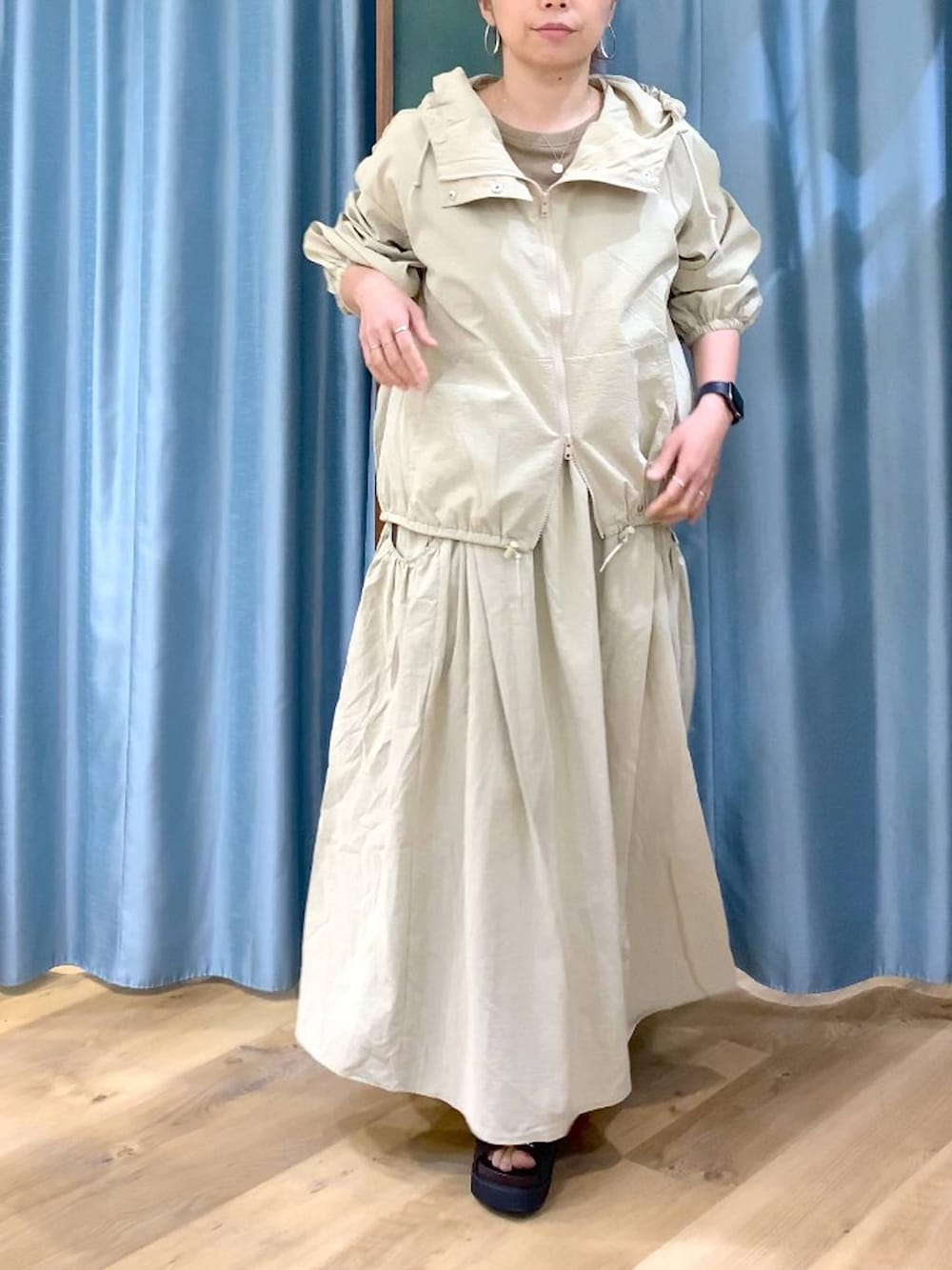 ベージュ系のTシャツ/カットソー、ベージュ系のスカート、ベージュ系のブルゾンを着用したレディースの春コーディネートの6枚目の写真