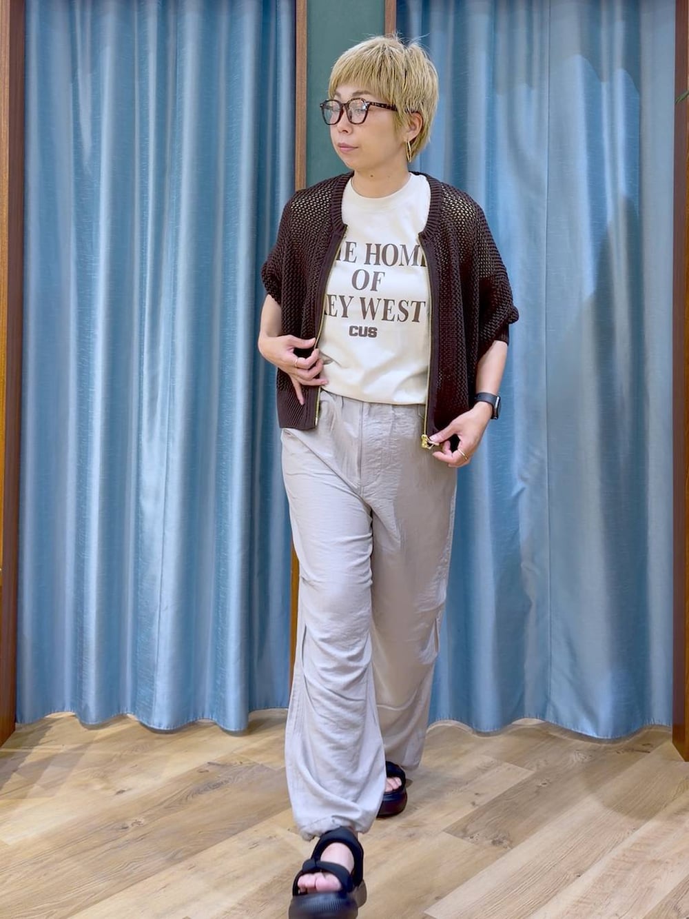 ベージュ系のTシャツ/カットソー、ブラウン系のカーディガン/ボレロ、ベージュ系のその他パンツを着用したレディースの夏コーディネートの6枚目の写真