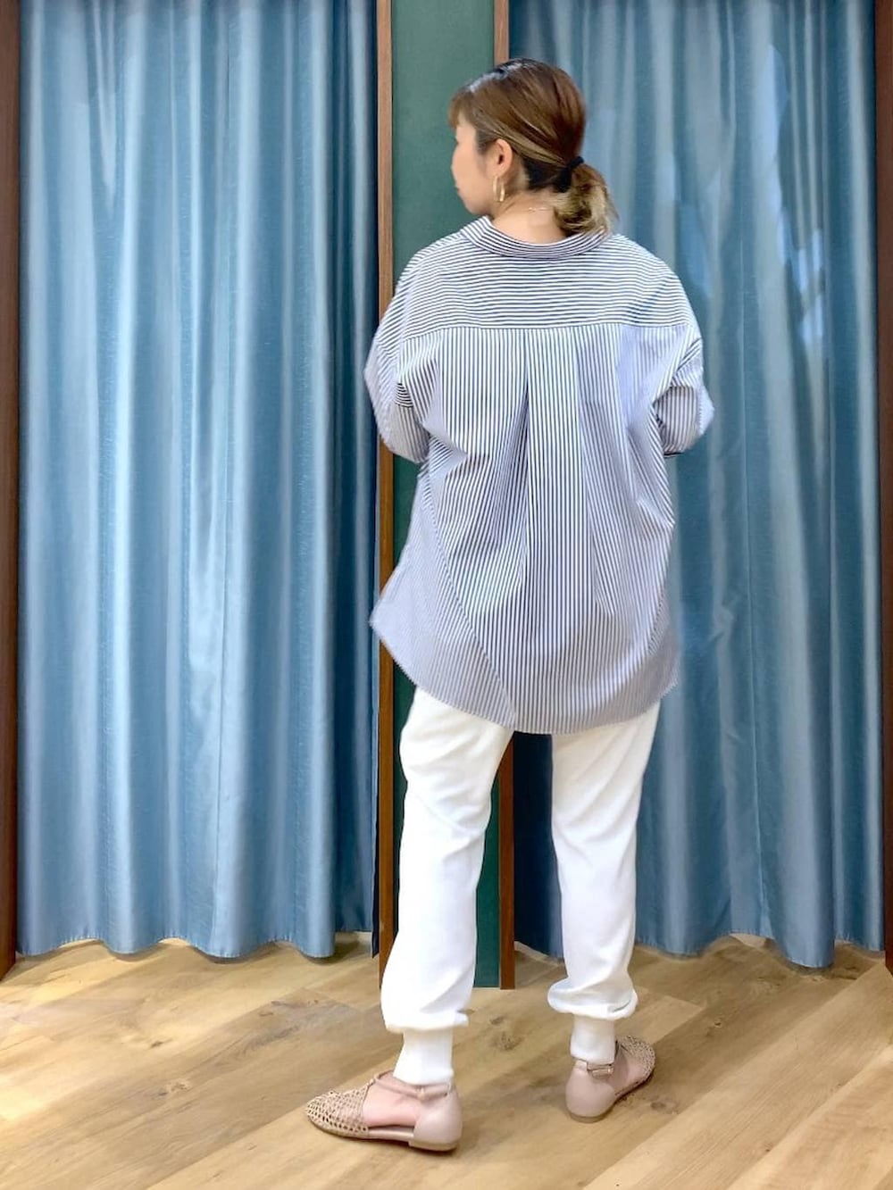 ブルー系のシャツ/ブラウス、ベージュ系のスリッポン、ホワイト系のその他パンツを着用したレディースの春コーディネートの6枚目の写真