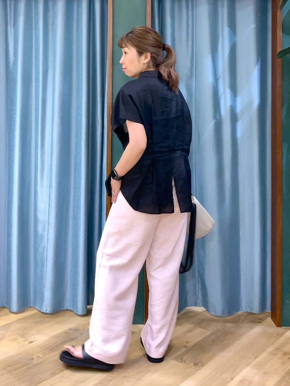 ブラック系のシャツ/ブラウス、ピンク系のその他パンツ、ブラック系のサンダルを着用したレディースの春コーディネートの4枚目の写真
