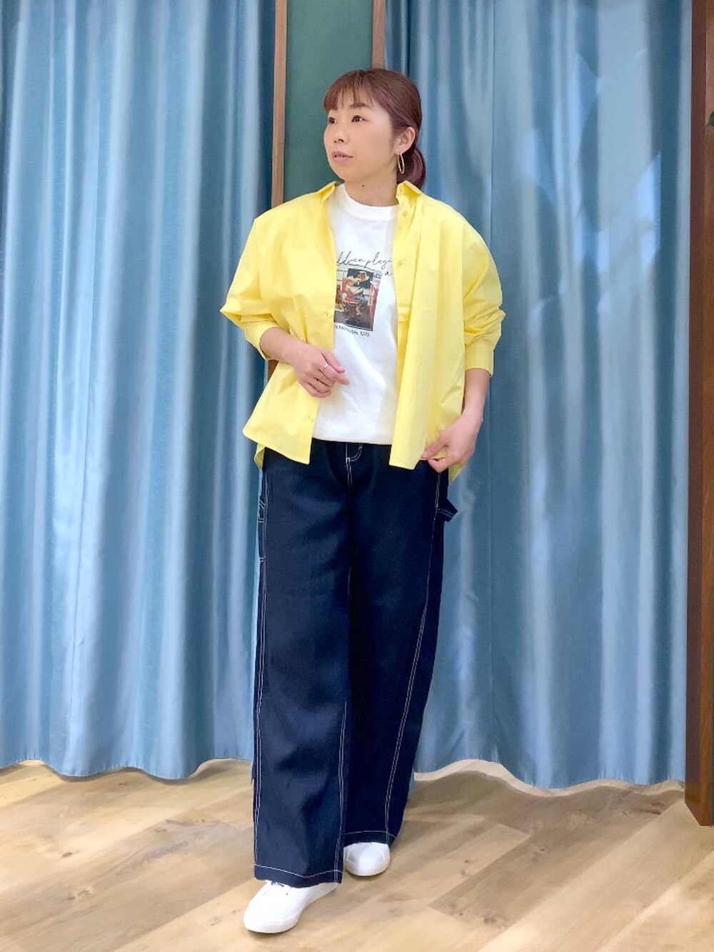 イエロー系のシャツ/ブラウス、ブルー系のその他パンツ、ホワイト系のTシャツ/カットソーを着用したレディースの春コーディネートの4枚目の写真