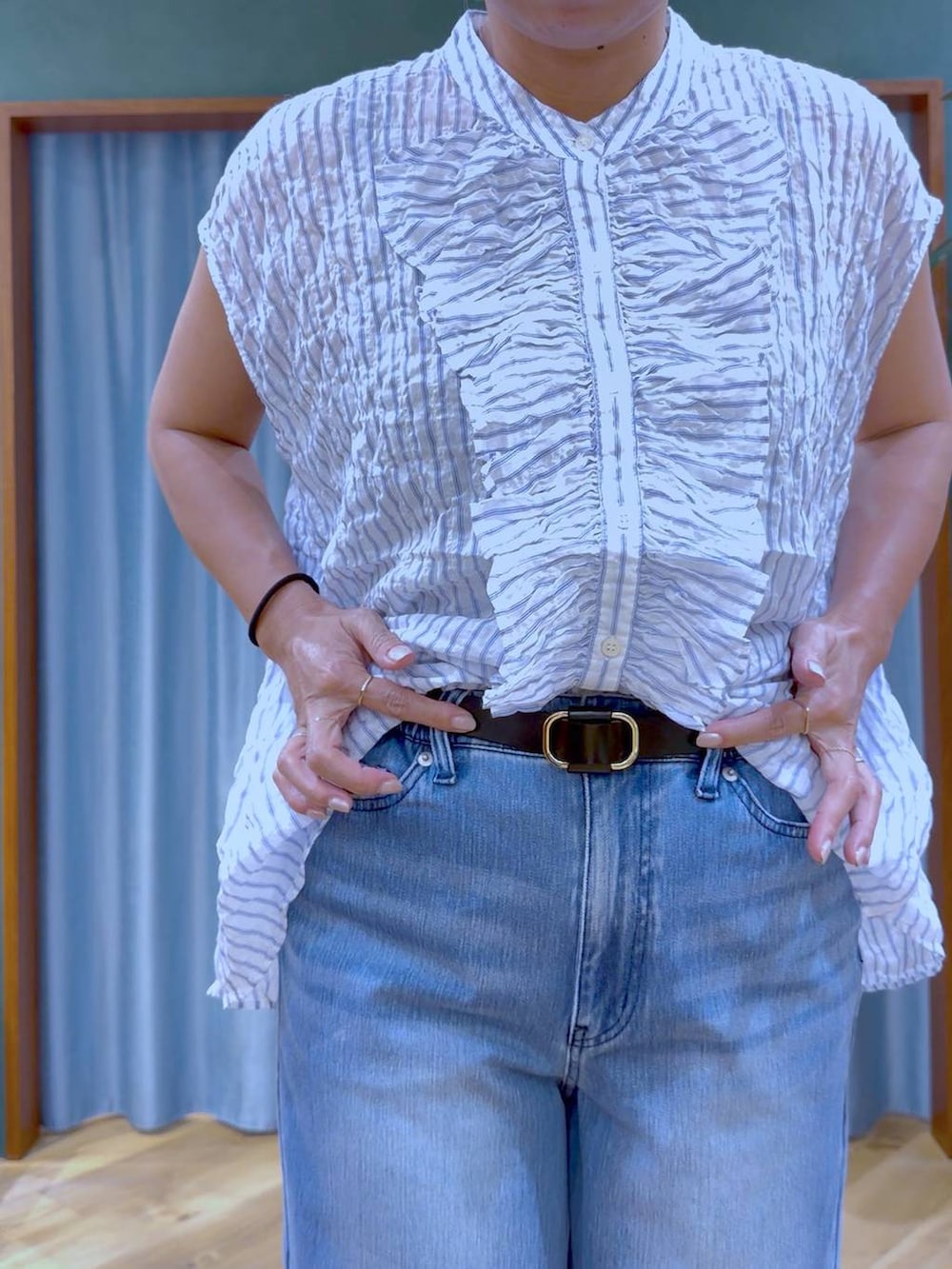 ブラック系のサンダル、ブルー系のシャツ/ブラウス、ブルー系のデニムパンツを着用したレディースの夏コーディネートの7枚目の写真