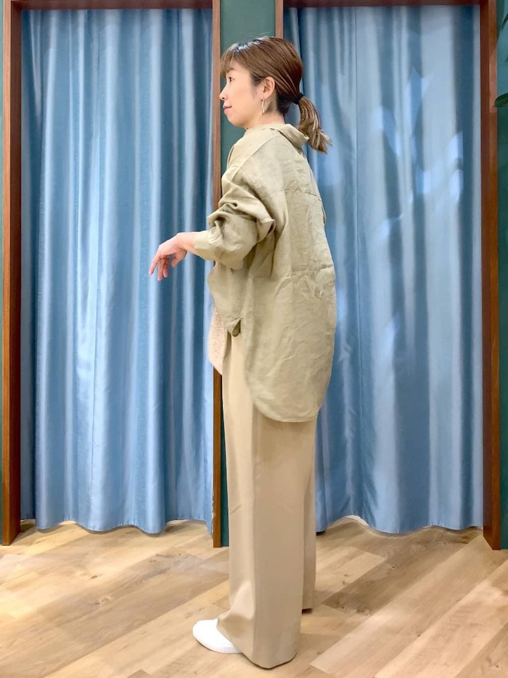 ベージュ系のシャツ/ブラウス、ブラウン系のスニーカー、ベージュ系のかごバッグを着用したレディースの春コーディネートの5枚目の写真