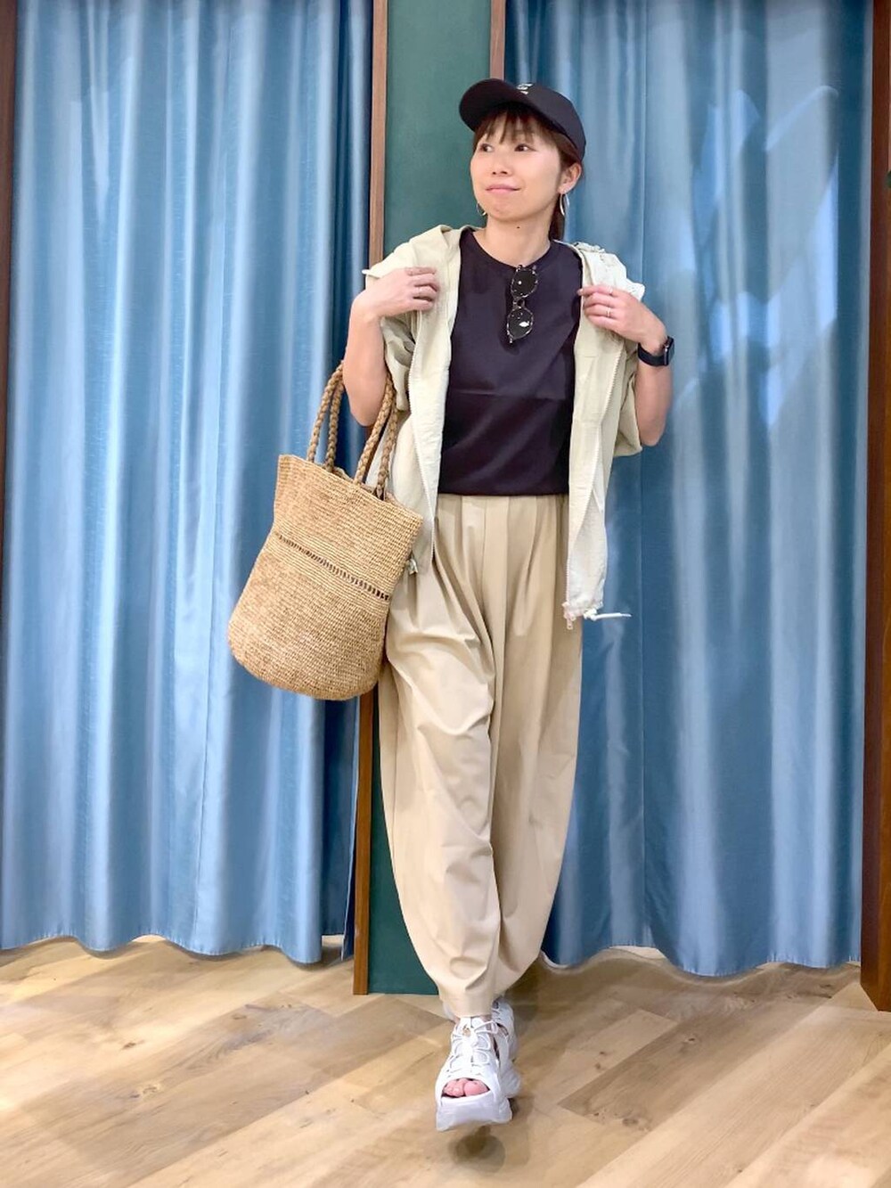 ブラウン系のTシャツ/カットソー、ベージュ系のブルゾン、ベージュ系のその他パンツを着用したレディースの春コーディネートの7枚目の写真