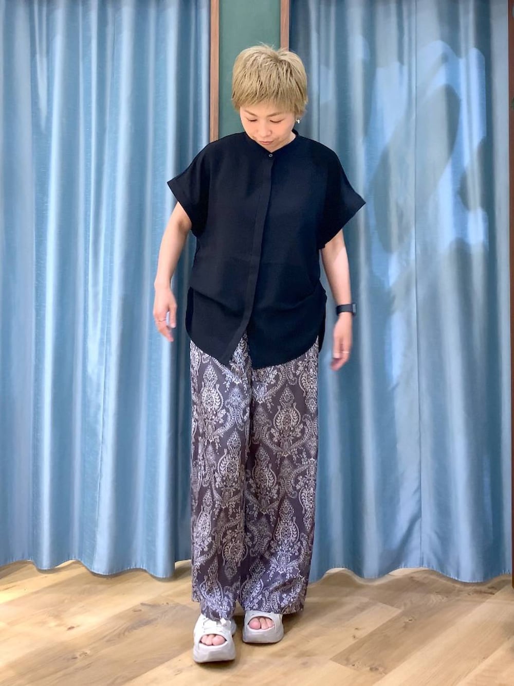 ブラック系のシャツ/ブラウス、グレー系のサンダル、グレー系のその他パンツを着用したレディースの夏コーディネートの4枚目の写真