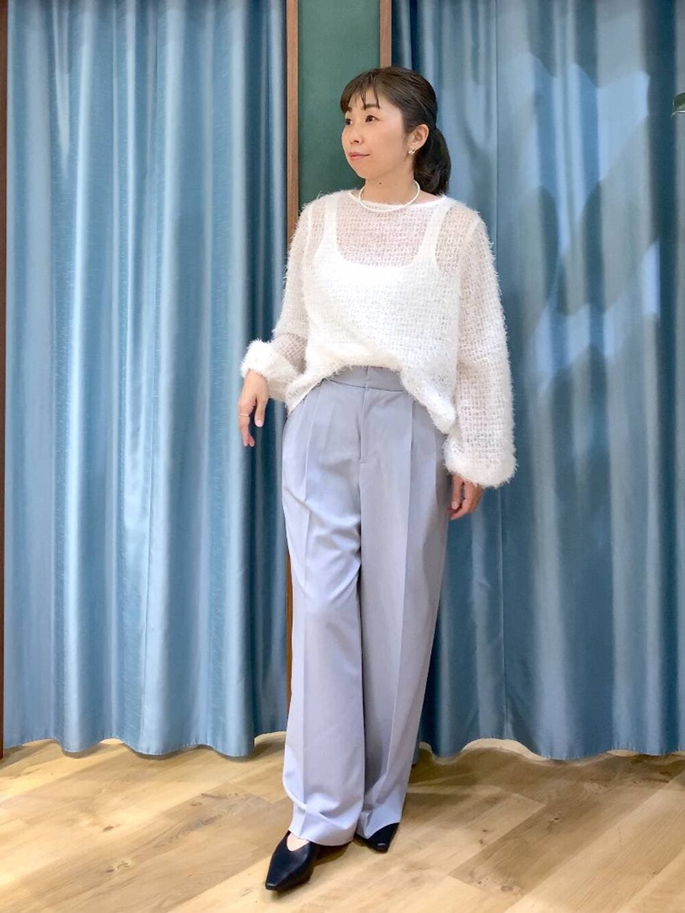 ホワイト系のタンクトップ、グレー系のその他パンツ、ベージュ系のステンカラーコートを着用したレディースの冬コーディネートの5枚目の写真