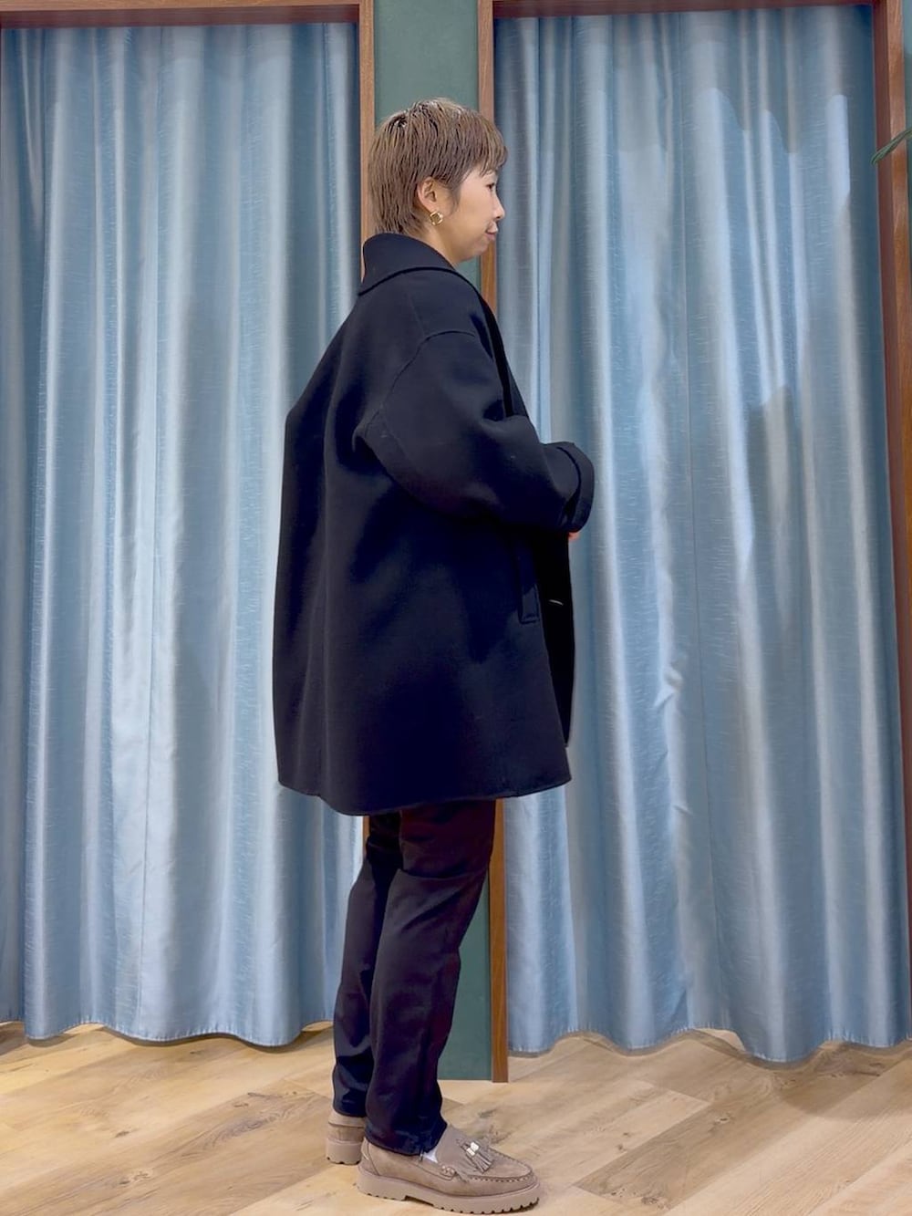 ブラック系のその他パンツ、ベージュ系のローファー、ベージュ系のニット/セーターを着用したレディースの秋コーディネートの4枚目の写真