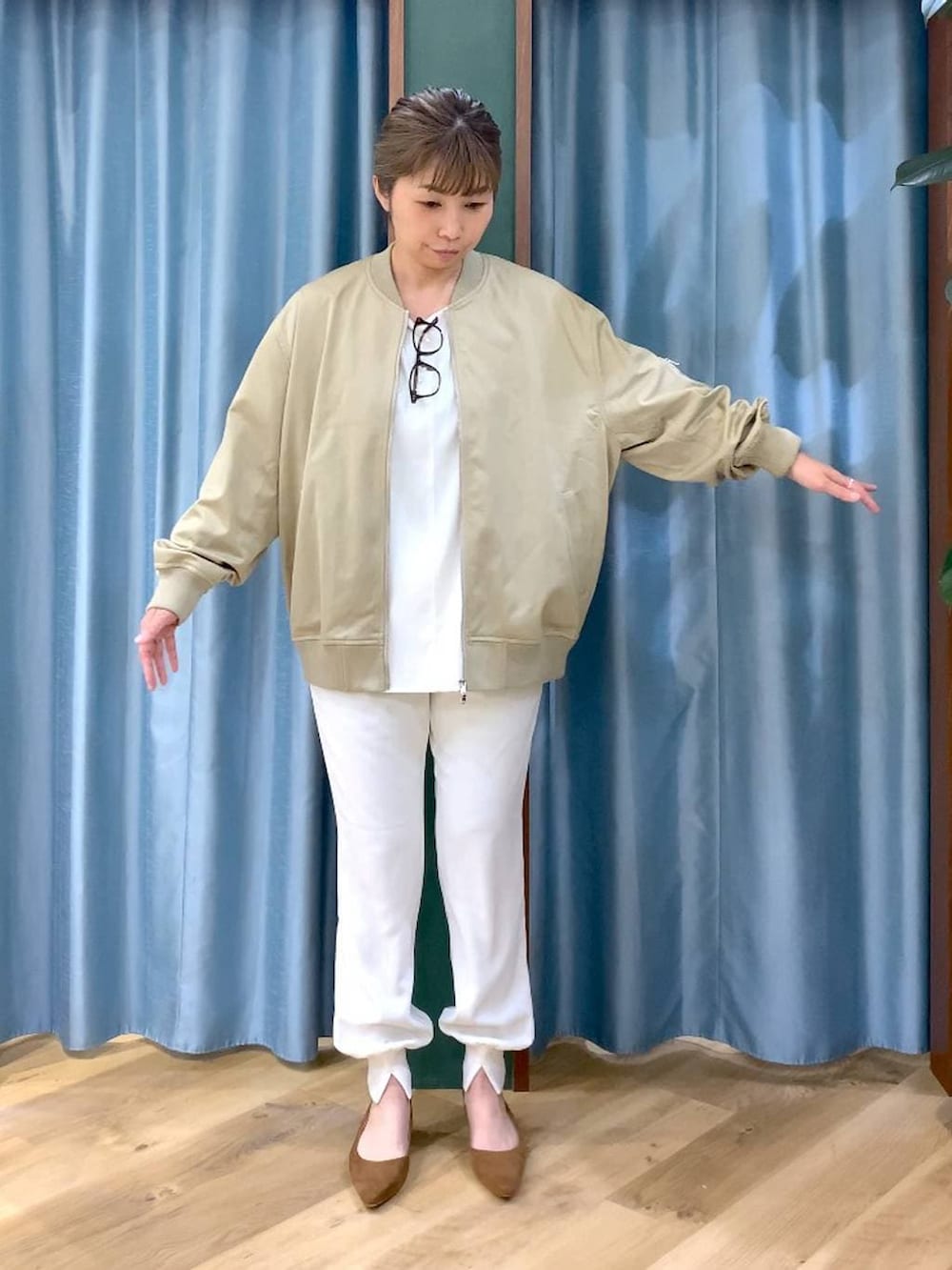 ベージュ系のMA-1、ホワイト系のTシャツ/カットソー、イエロー系のハンドバッグを着用したレディースの冬コーディネートの7枚目の写真