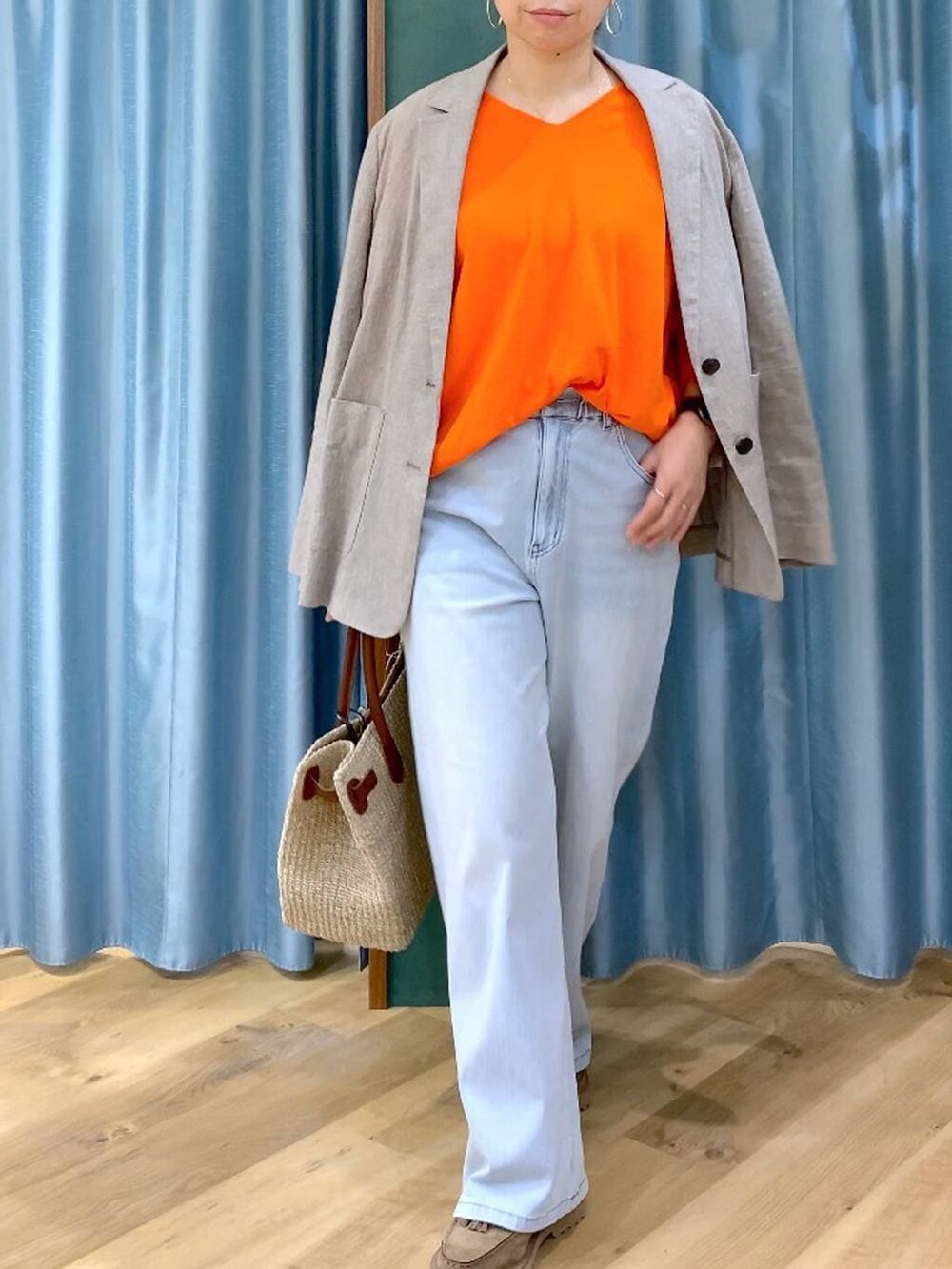 グレー系のローファー、ブルー系のデニムパンツ、ベージュ系のテーラードジャケットを着用したレディースの春コーディネートの7枚目の写真