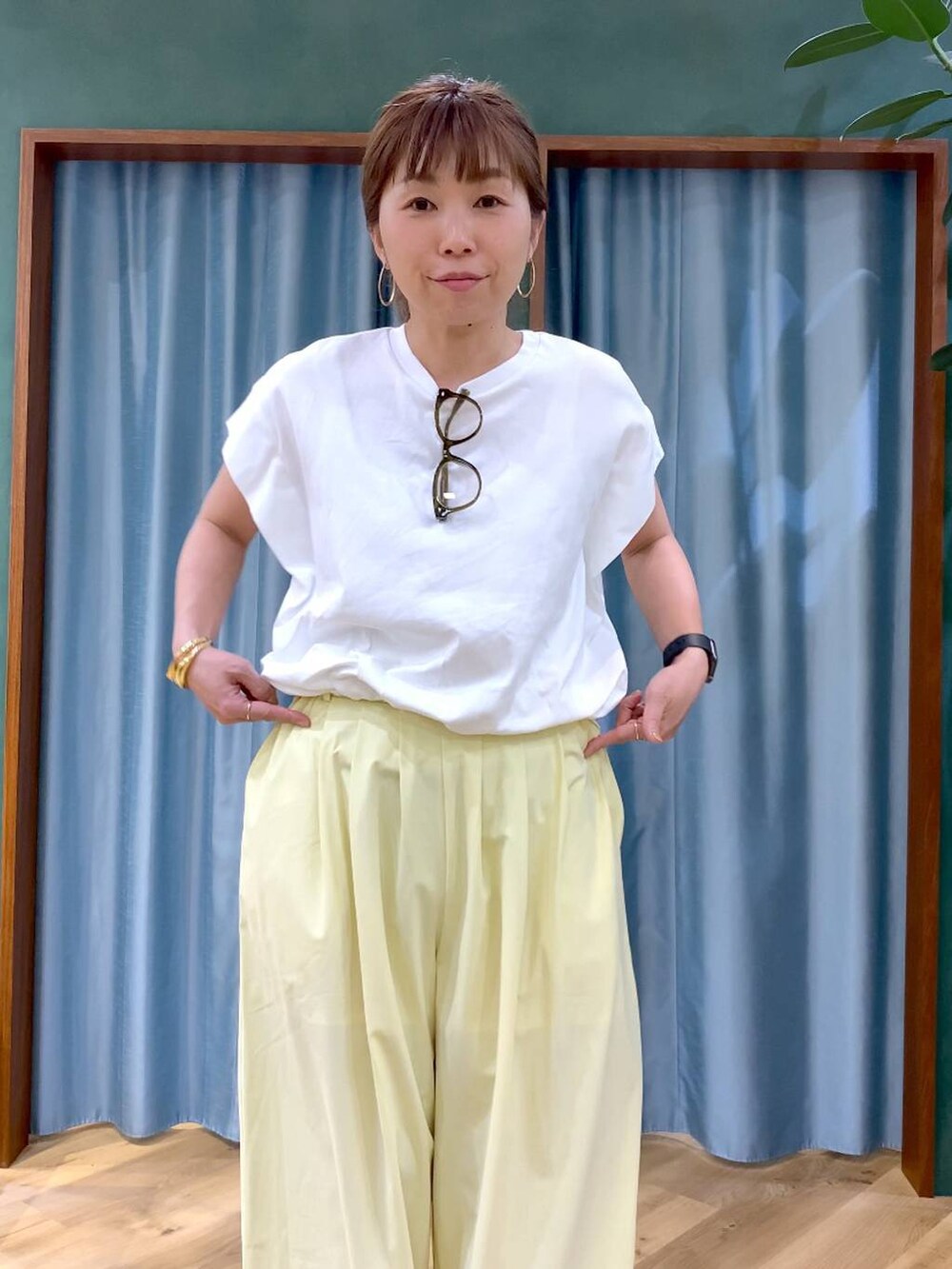 ホワイト系のTシャツ/カットソー、イエロー系のその他パンツ、ホワイト系のスニーカーを着用したレディースの春コーディネートの9枚目の写真