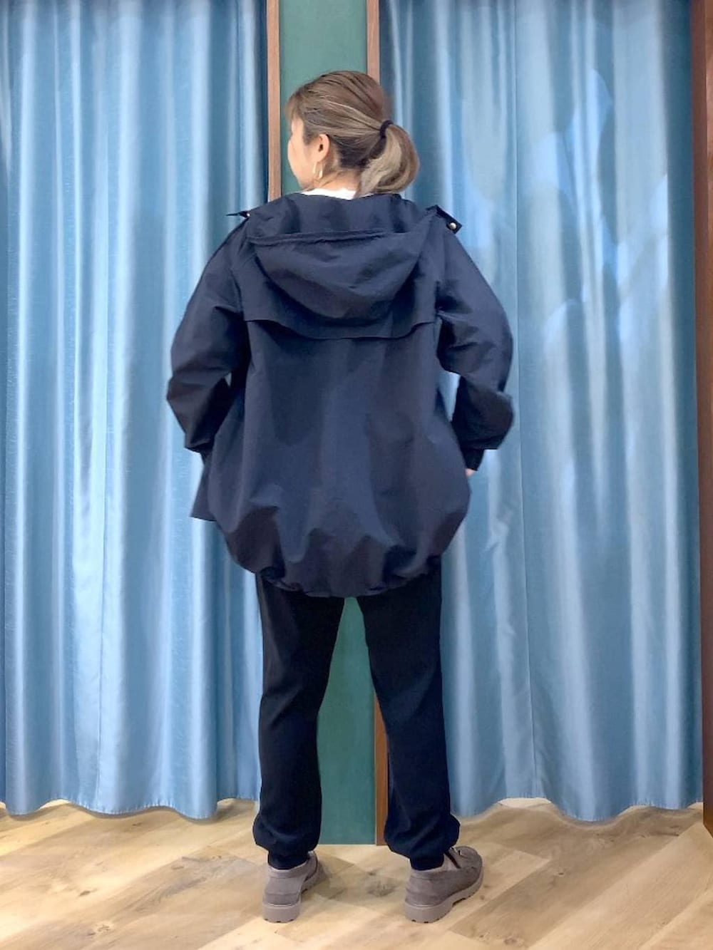 グレー系のローファー、ホワイト系のTシャツ/カットソー、ブラック系のマウンテンパーカーを着用したレディースの春コーディネートの5枚目の写真