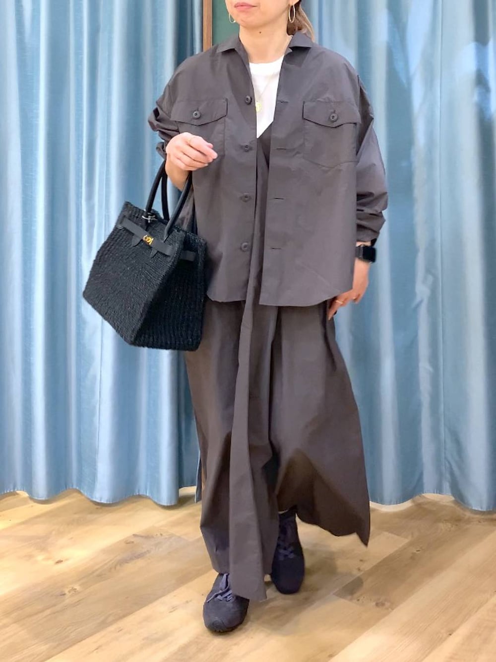 グレー系のシャツ/ブラウス、ホワイト系のTシャツ/カットソー、グレー系のスニーカーを着用したレディースの春コーディネートの8枚目の写真