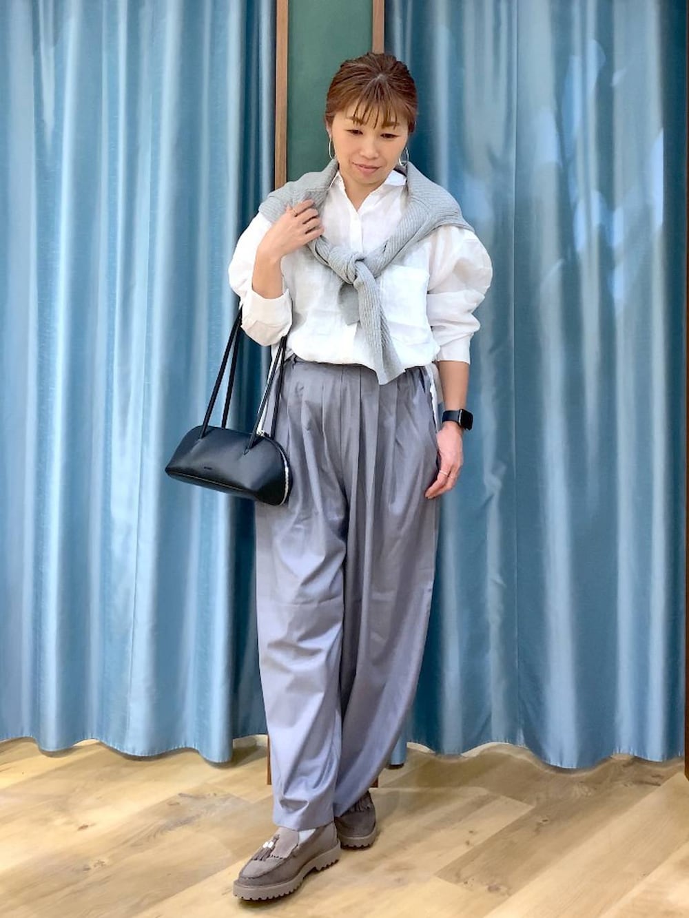 グレー系のローファー、グレー系のカーディガン/ボレロ、グレー系のその他パンツを着用したレディースの春コーディネートの4枚目の写真