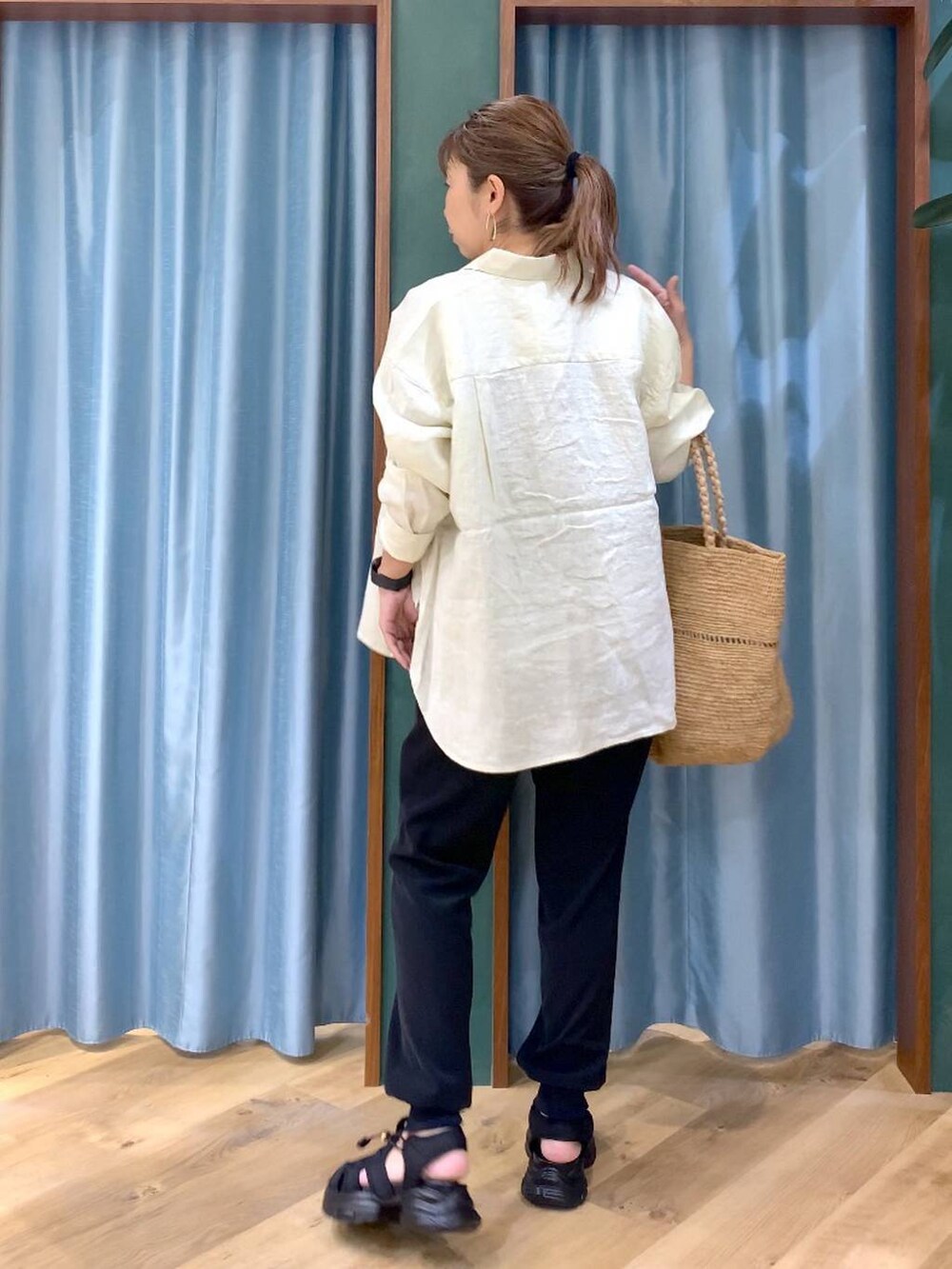 イエロー系のシャツ/ブラウス、ベージュ系のTシャツ/カットソー、ブラック系のサンダルを着用したレディースの春コーディネートの6枚目の写真