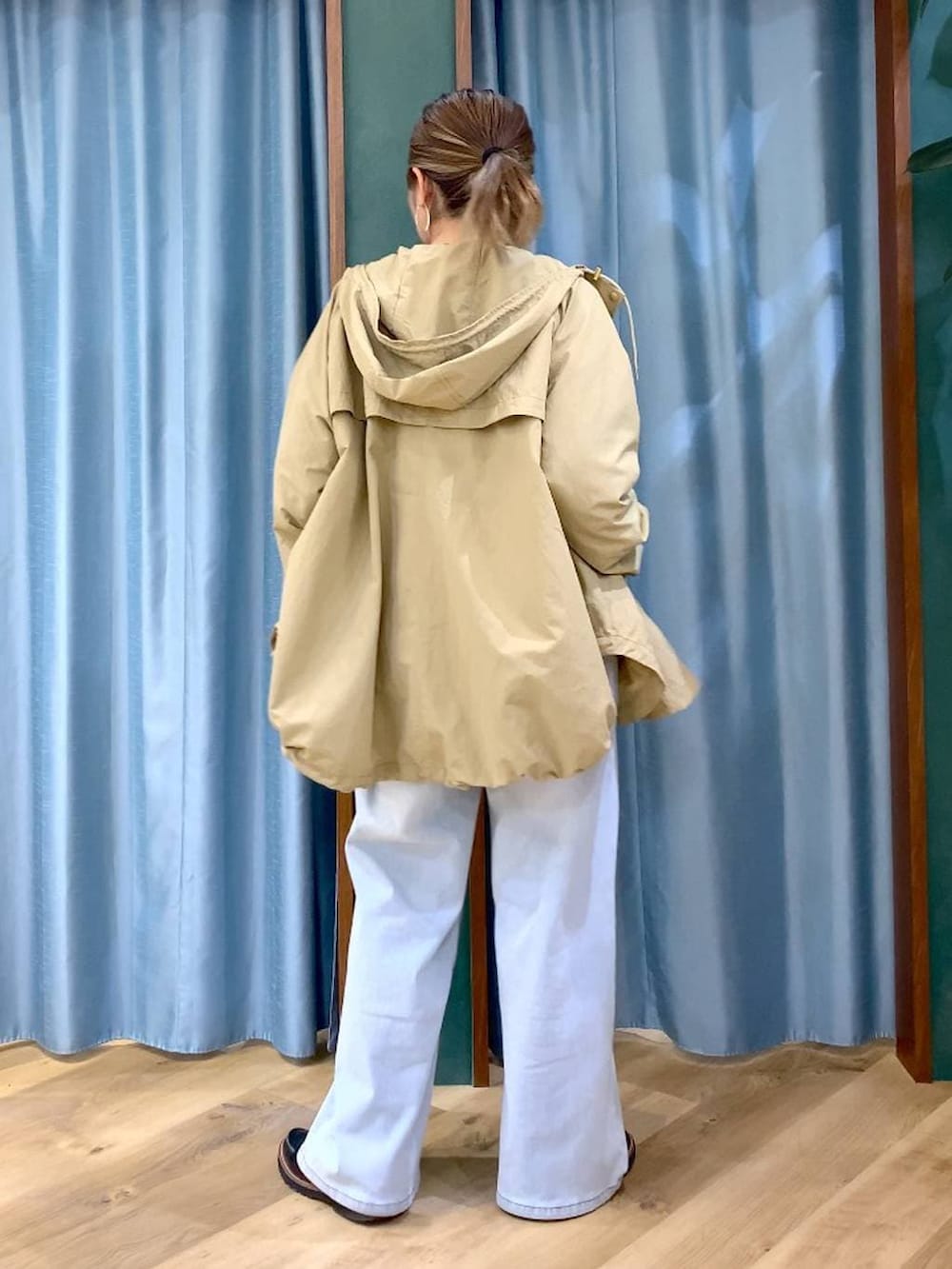 ベージュ系のニット/セーター、ブルー系のデニムパンツ、ブラック系のローファーを着用したレディースの春コーディネートの4枚目の写真