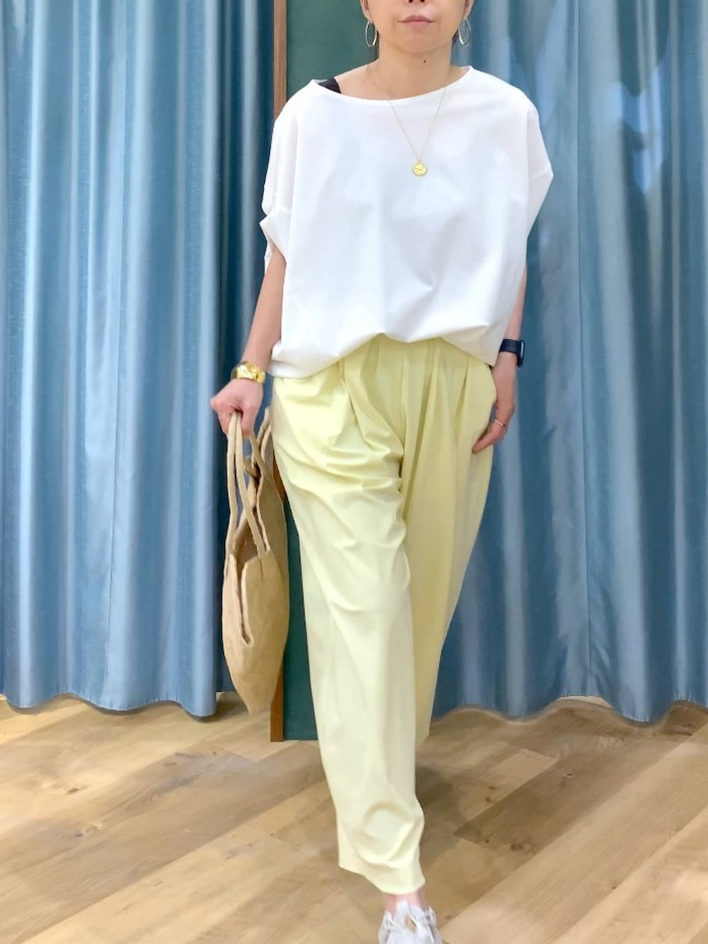 ホワイト系のTシャツ/カットソー、イエロー系のその他パンツ、グレー系のサンダルを着用したレディースの春コーディネートの8枚目の写真