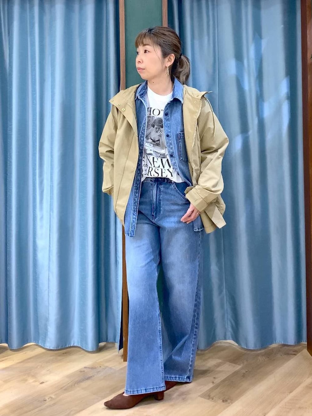 ブルー系のシャツ/ブラウス、ブラウン系のパンプス、ブルー系のデニムパンツを着用したレディースの春コーディネートの3枚目の写真