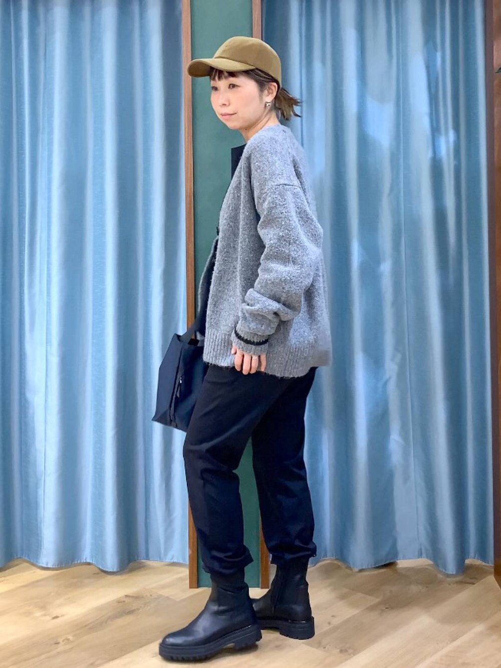 ブラック系のブーツ、ブルー系のトートバッグ、ブラック系のシャツ/ブラウスを着用したレディースの秋コーディネートの6枚目の写真