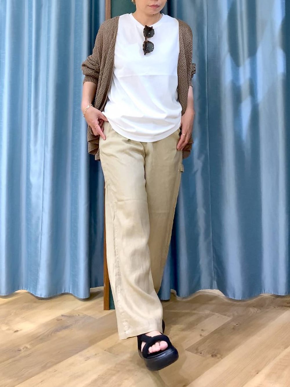 ホワイト系のTシャツ/カットソー、ブラウン系のカーディガン/ボレロ、ベージュ系のその他パンツを着用したレディースの夏コーディネートの7枚目の写真